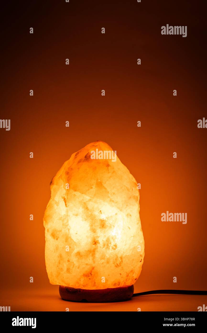 Salzlampe mit warmem orangefarbenem Licht Stockfoto