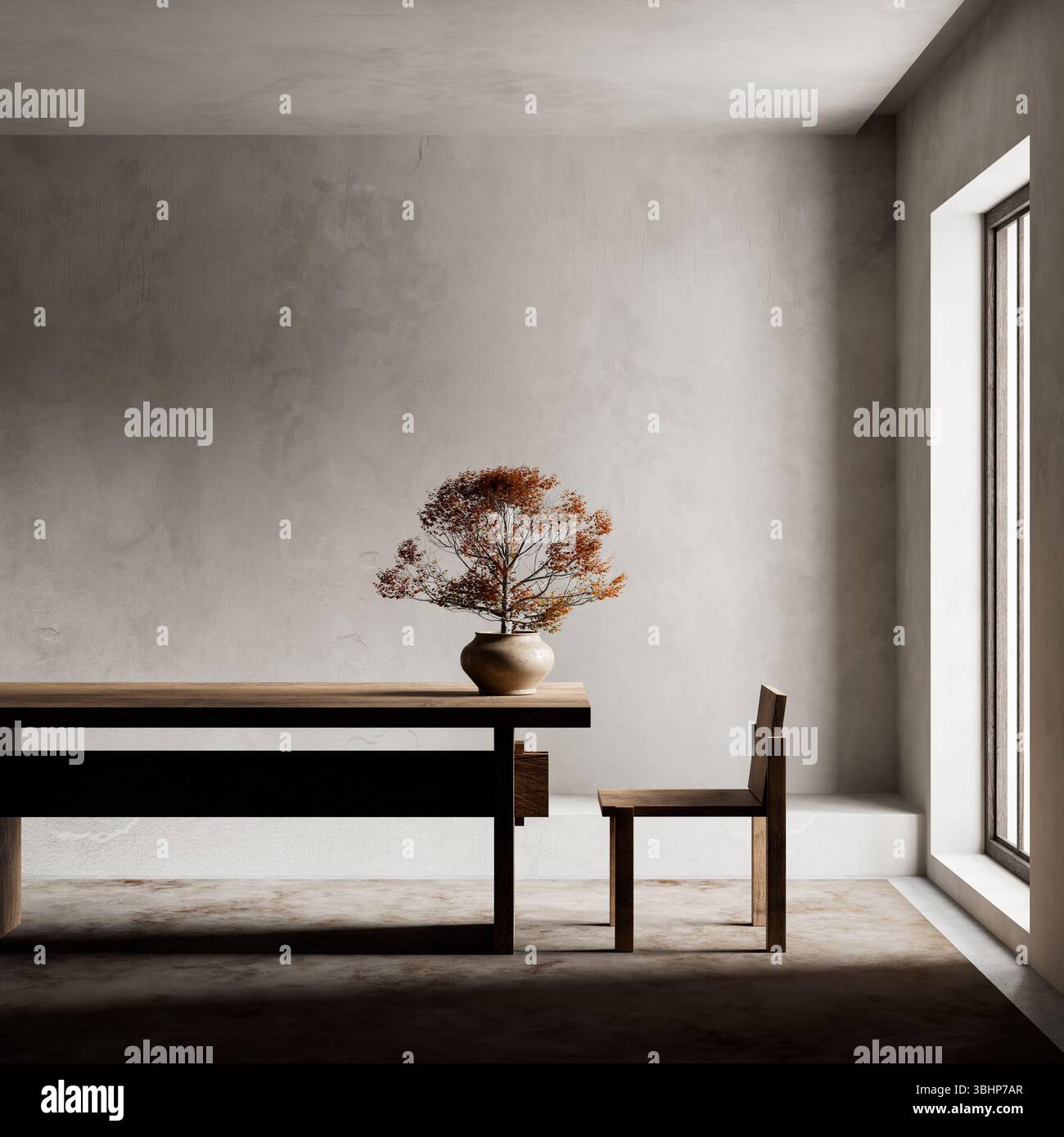 Ein ruhiger Raum mit einem Holztisch und -Stuhl, einer Vase mit getrockneten Pflanzen und strukturierten neutralen Wänden, die alle von Sonnenlicht, das durch einen hohen Wind strömt, sanft beleuchtet werden Stockfoto