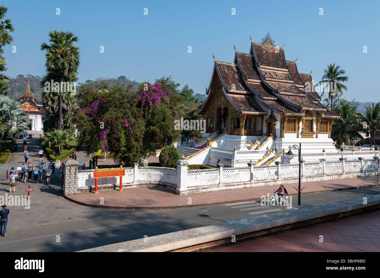 Der Haupteingang für Besucher in die ehemalige Residenz der königlichen Familie Laos neben dem 1963 erbauten buddhistischen Haw Phra Bang Tempel auf dem Gelände von Stockfoto