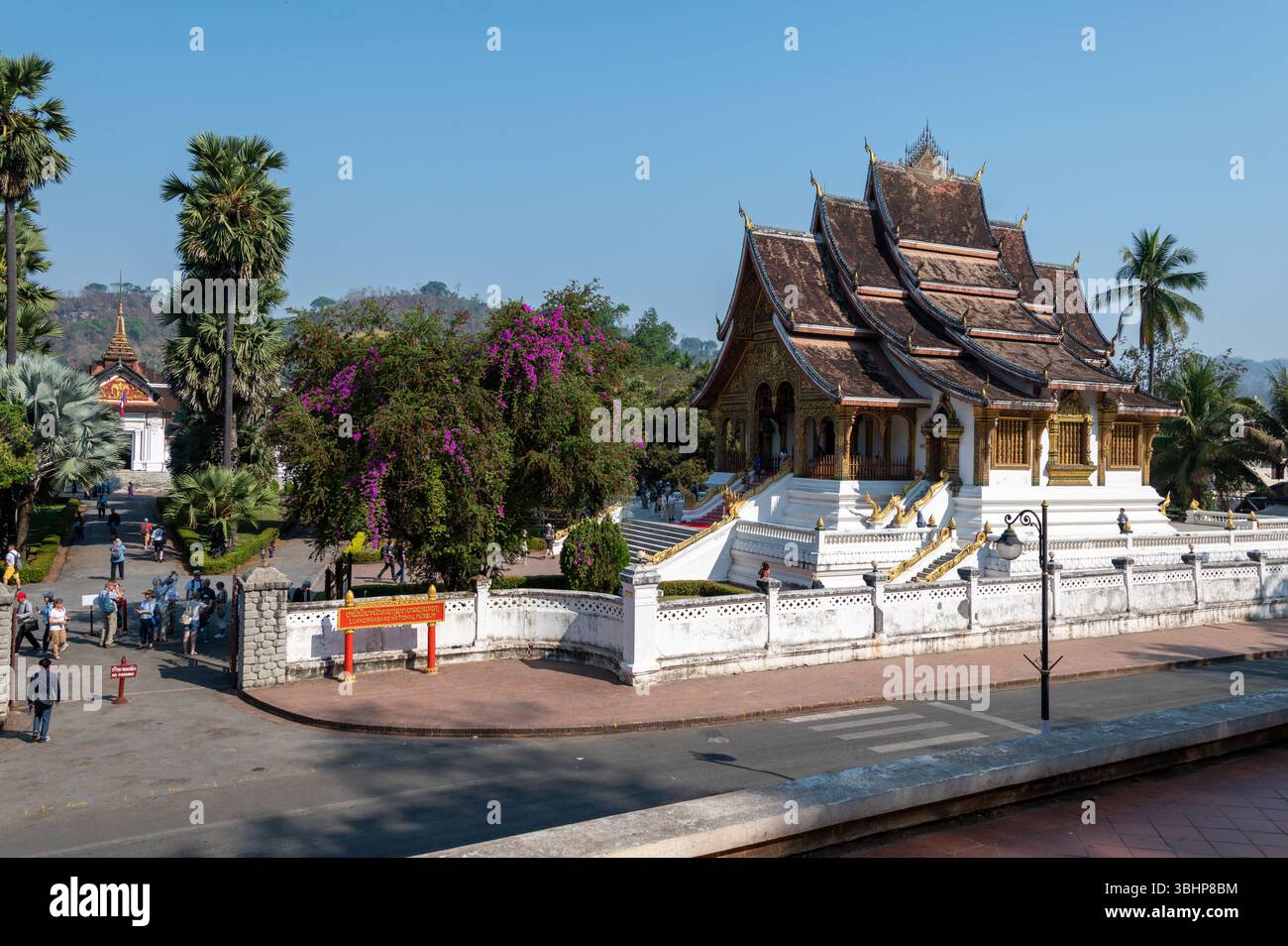 Hauptbesuchereingang in die ehemalige Residenz der königlichen Familie Laos neben dem buddhistischen Haw Phra Bang Tempel. Der Tempel befindet sich auf dem Gelände von Stockfoto