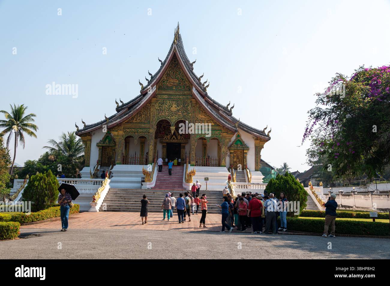 Der 1963 erbaute Haw Phra Bang Buddhistische Tempel befindet sich auf dem Gelände des Königlichen Palastmuseums, einer ehemaligen laotischen königlichen Residenz in der Nähe von Sisvangvong Ro Stockfoto