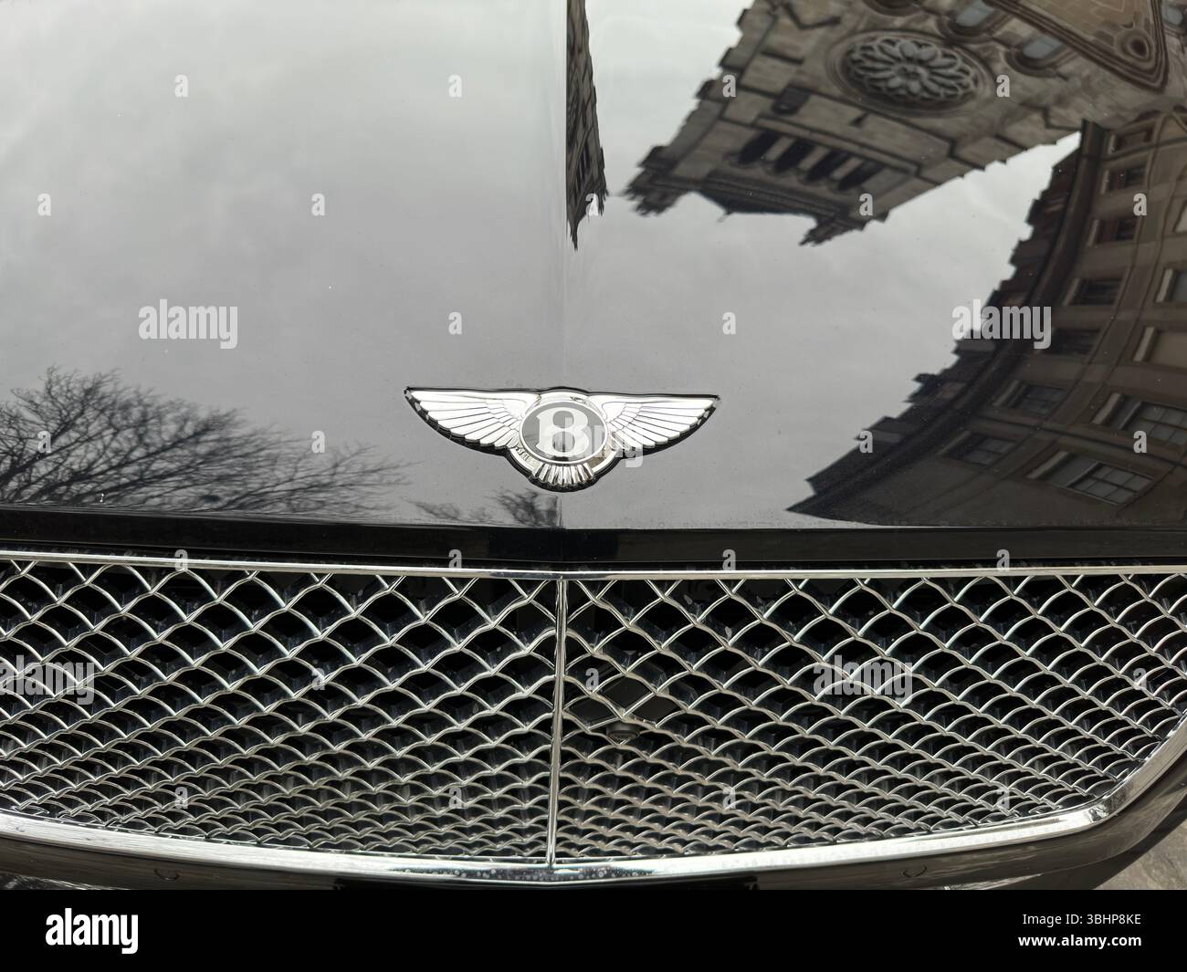 Genf, Schweiz -- 12. Januar 2023: Bentley Car Badge. Stockfoto