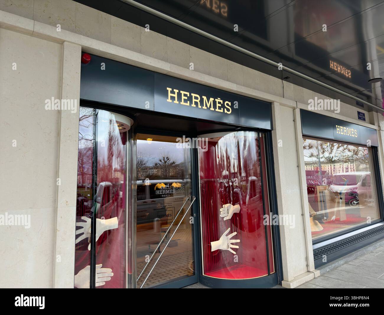 Genf, Schweiz - 12. Januar 2023: Hermès-Boutique in Genf. Hermès ist ein französisches Luxusdesignhaus, das 1837 gegründet wurde. - Smartphone-aufgenommenes Stockfoto