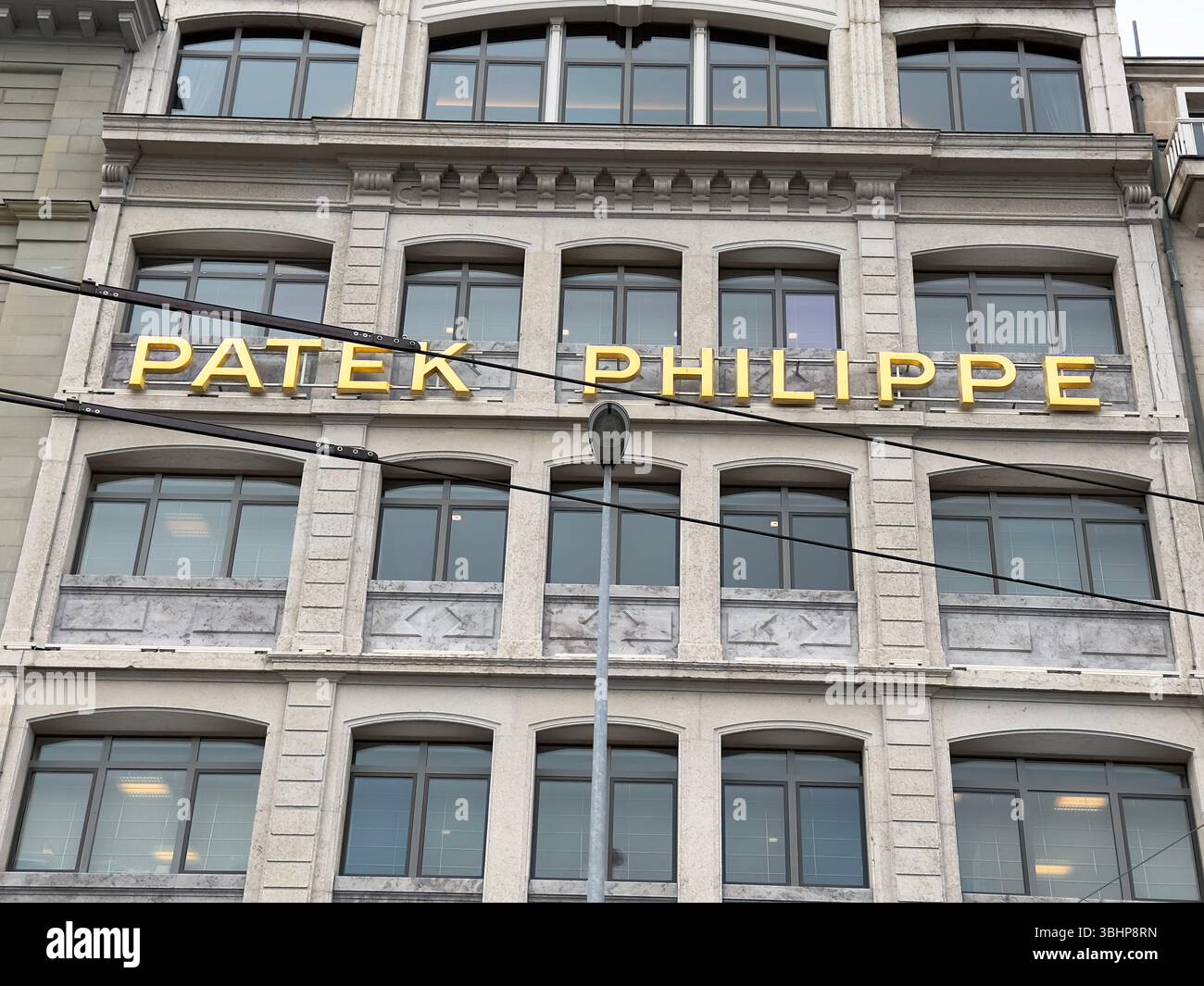 Genf, Schweiz -- 12. Januar 2023: Patek Philippe in Genf. Patek Philippe SA ist ein Schweizer Hersteller von Luxusuhren und -Uhren. - Smartphone-aufgenommenes Stockfoto
