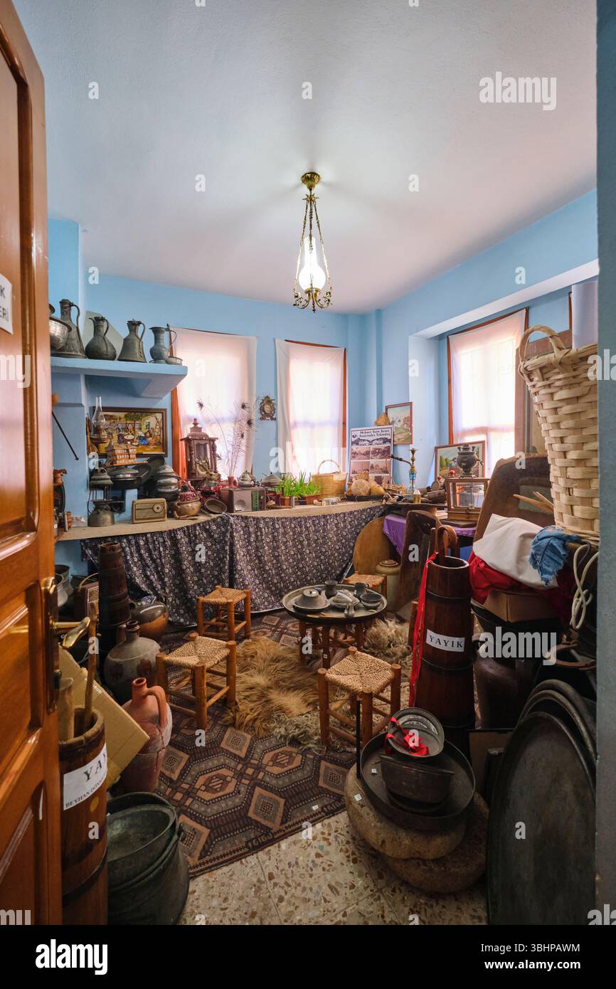 Ein alter Küchenraum, gefüllt mit alten Schüsseln, Metallkochgeschirr und anderen Lebensmitteln. Im Namik Kemal House Museum in Tekirdag, Türkei. Stockfoto