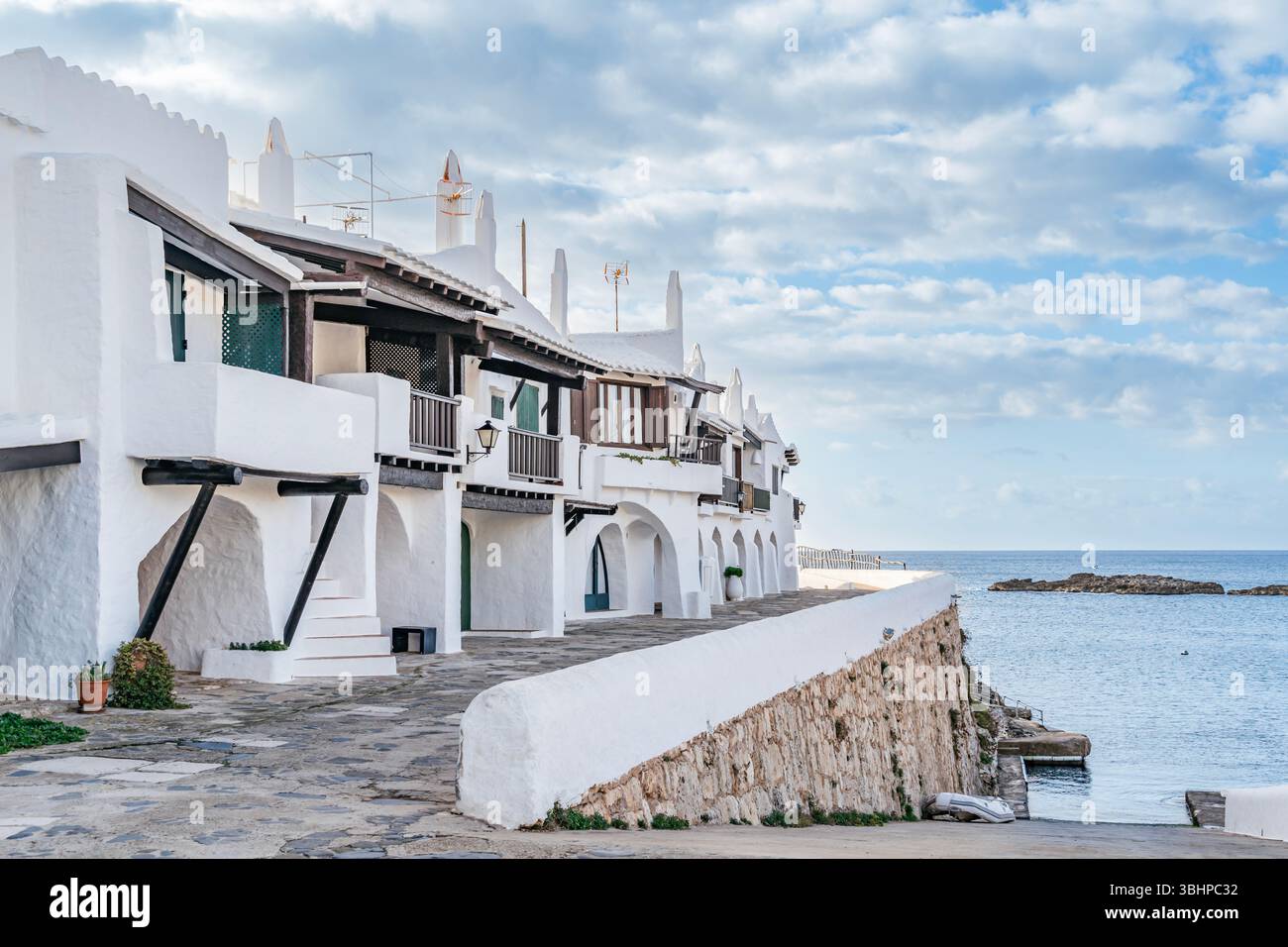 Berühmte Weiße Mediterrane Architektur Des Dorfes Binibeca Vell Mit Blick Auf Das Meer. Menorquinische Küstenstadt, Balearen Travel, Weiß Getünchtes Hous Stockfoto