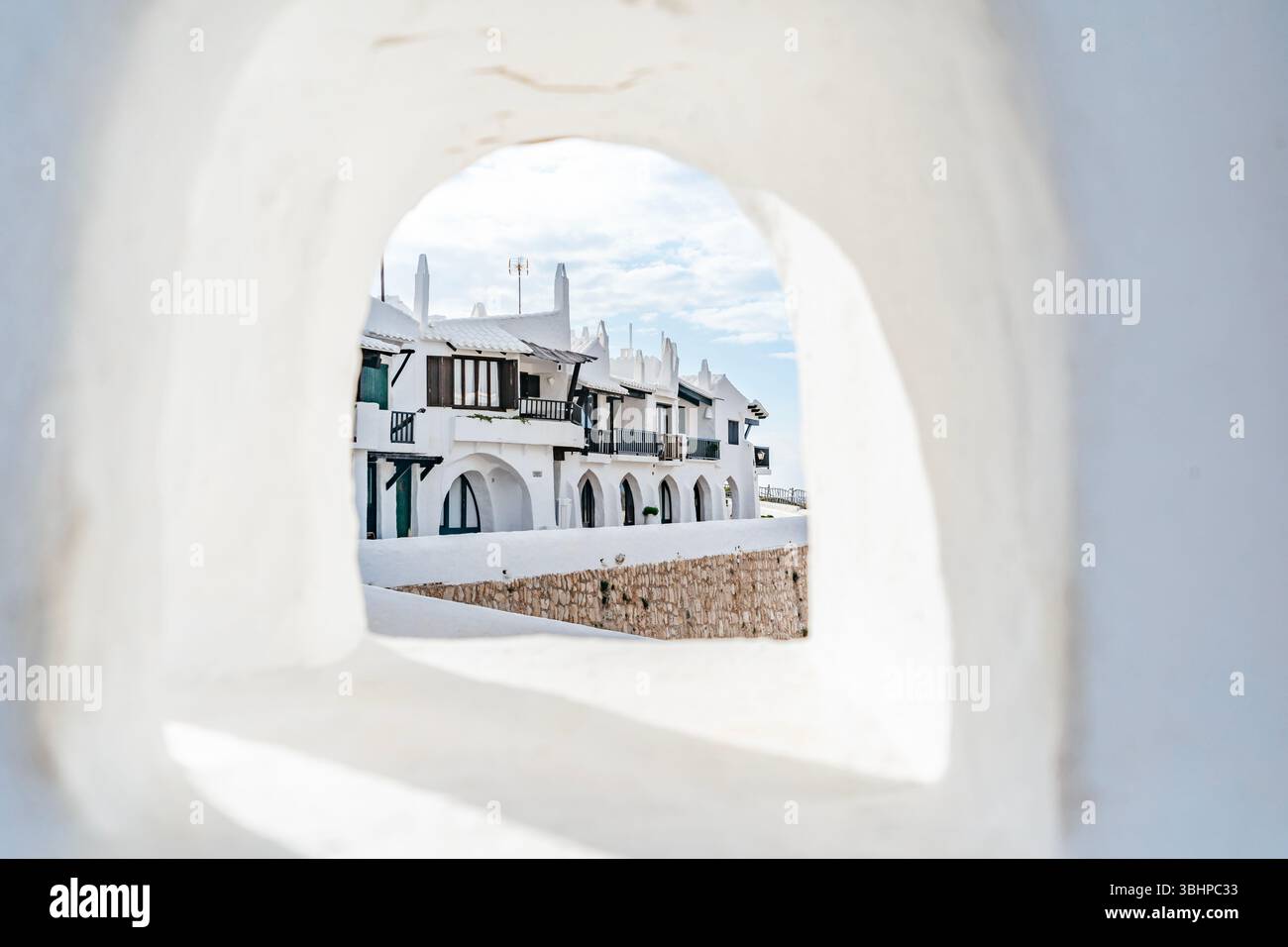 Berühmte Weiße Architektur Des Dorfes Binibeca Vell, Durch Einen Bogengang Gesehen. Menorquinische Küstenstadt, Weiß Getünchte Häuser, Balearen Travel Stockfoto