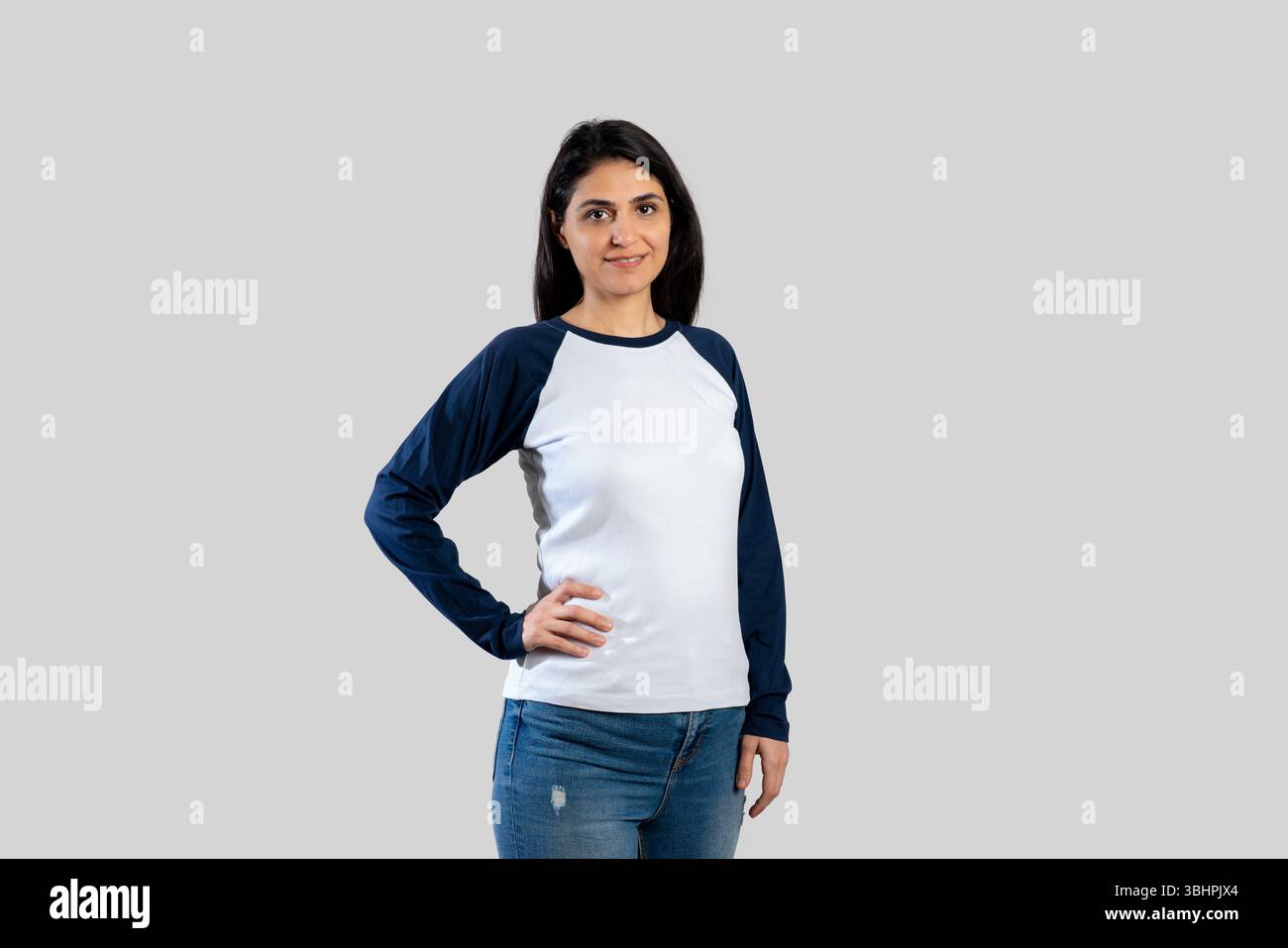 Mockup eines weißen Sweatshirts auf einer Frau mit weißem Hintergrund. Hochwertige Fotos Stockfoto