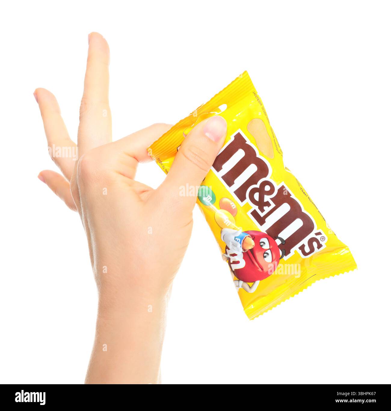 Handhalterung Paket aus den bunten Bonbons M und M, isoliert auf einem transparenten Hintergrund Stockfoto