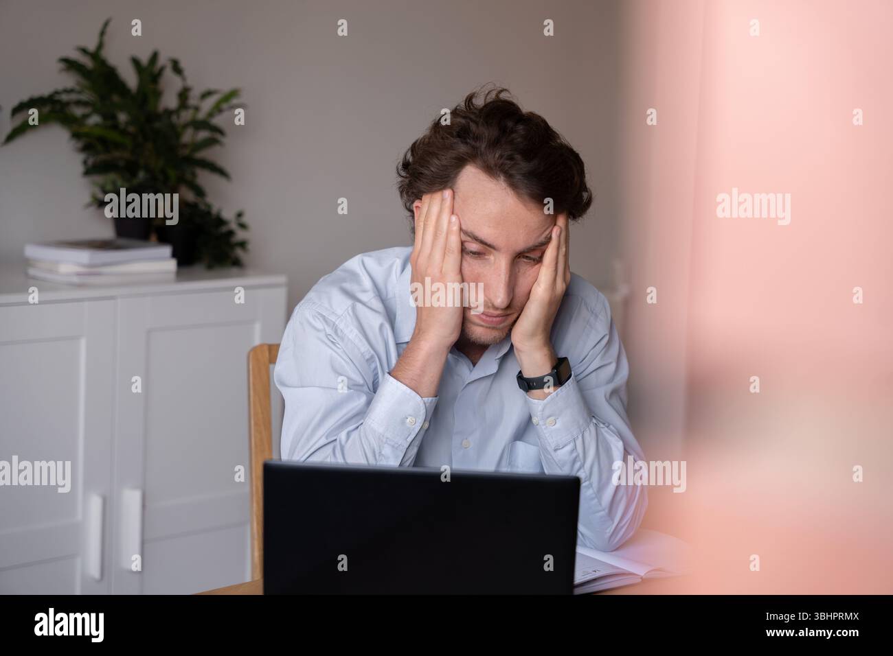 Burnout und Überlastung während des Arbeitstages Stockfoto
