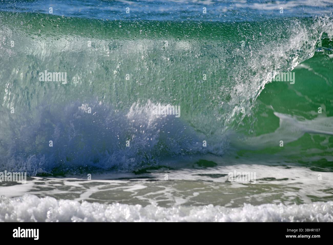 Wellen brechen an einem Strand an der Sunshine Coast, Noosa, Queensland, Australien Stockfoto