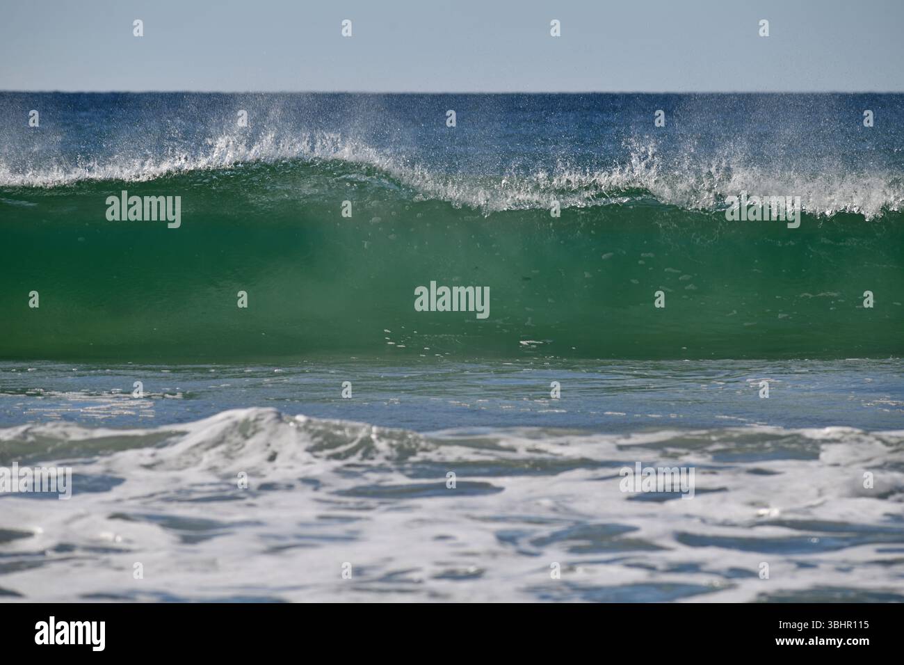 Wellen brechen an einem Strand an der Sunshine Coast, Noosa, Queensland, Australien Stockfoto