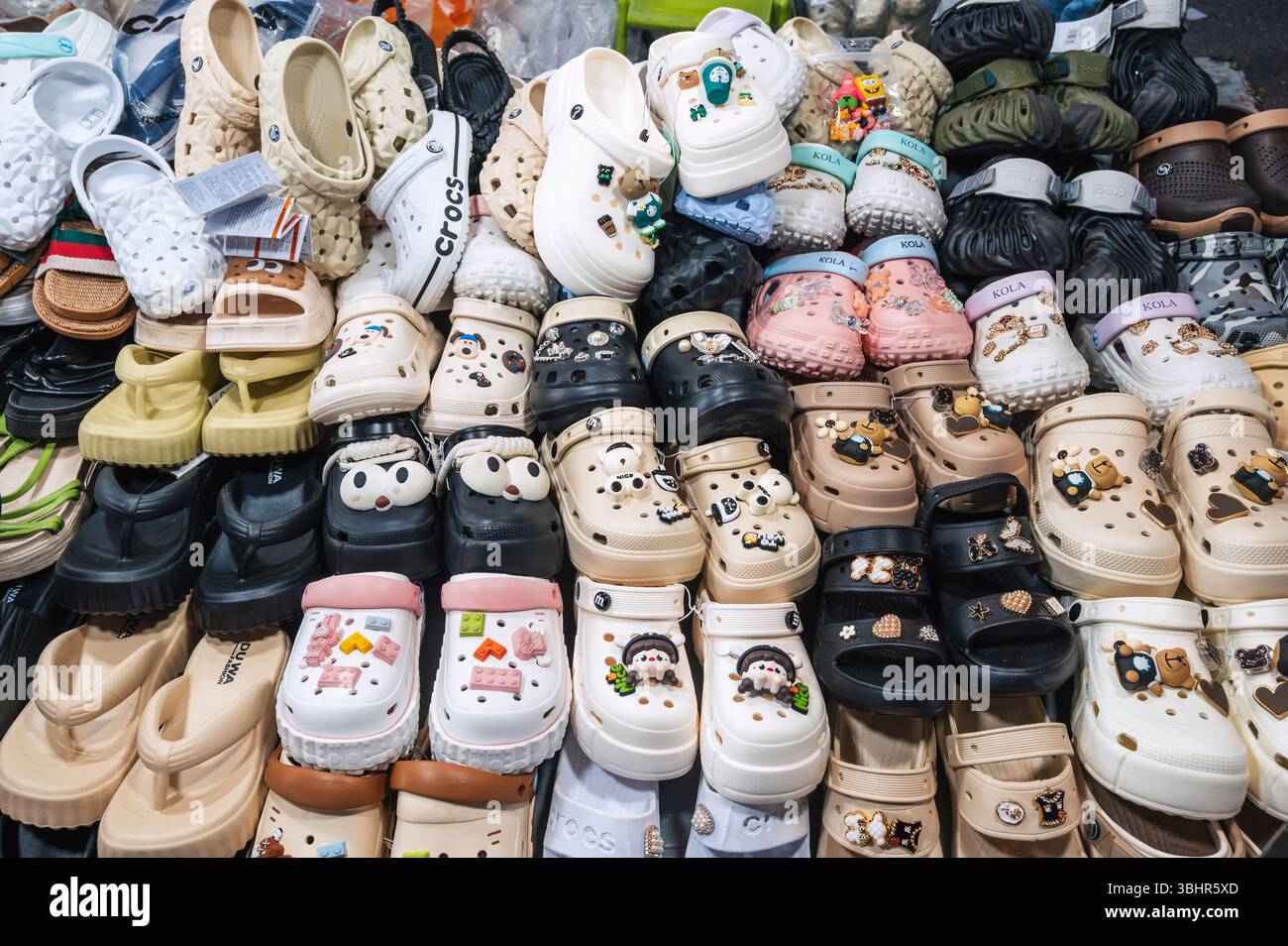 Clogs und andere Crocs-Produkte werden im Schuhgeschäft verkauft. DA Nang, Vietnam - 29. November 2024. Stockfoto