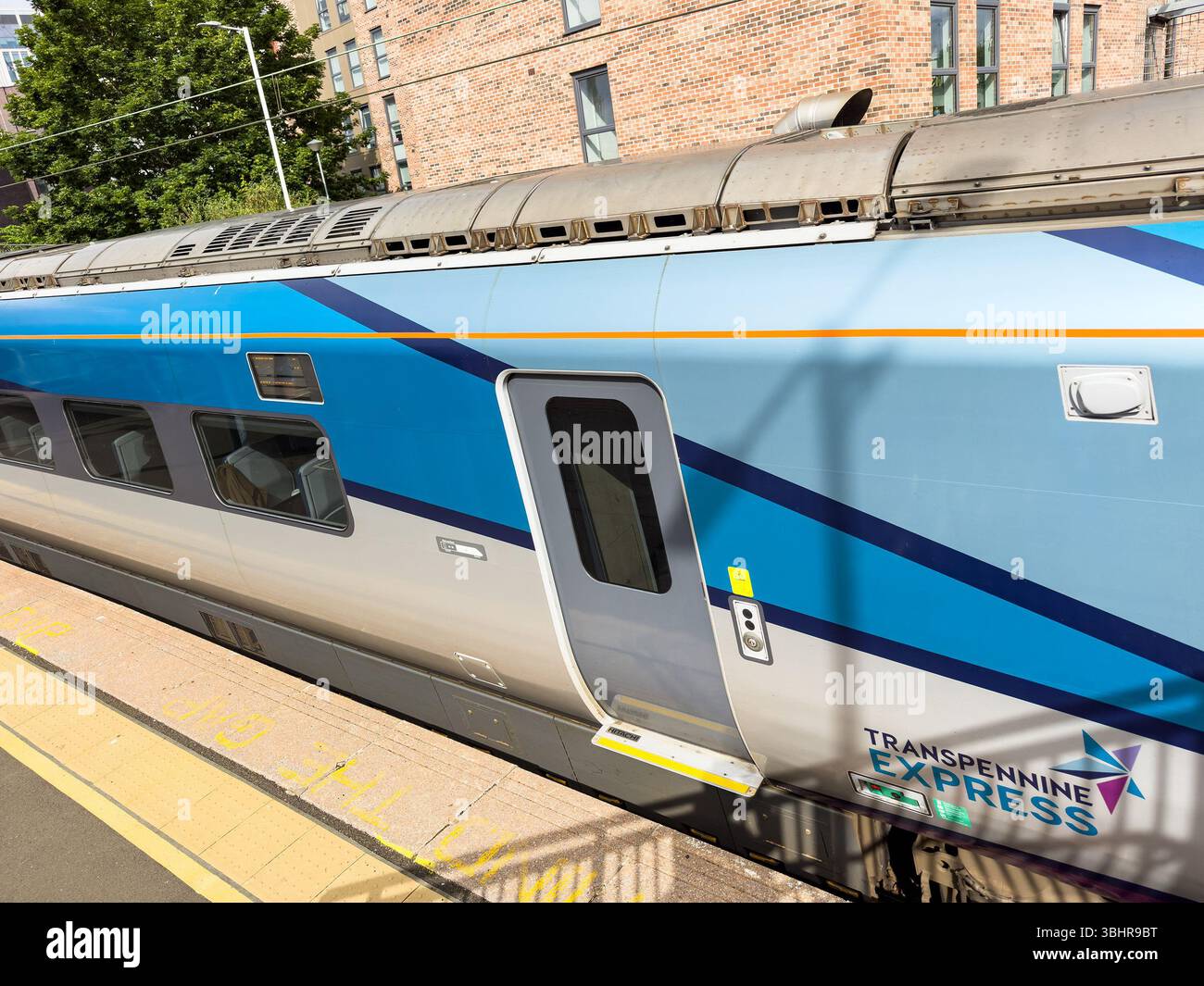 Moderner TransPennine Express-Zug am Bahnsteig von Manors mit blauem und grauem Design newcastle upon tyne - Smartphone-aufgenommenes Stockfoto