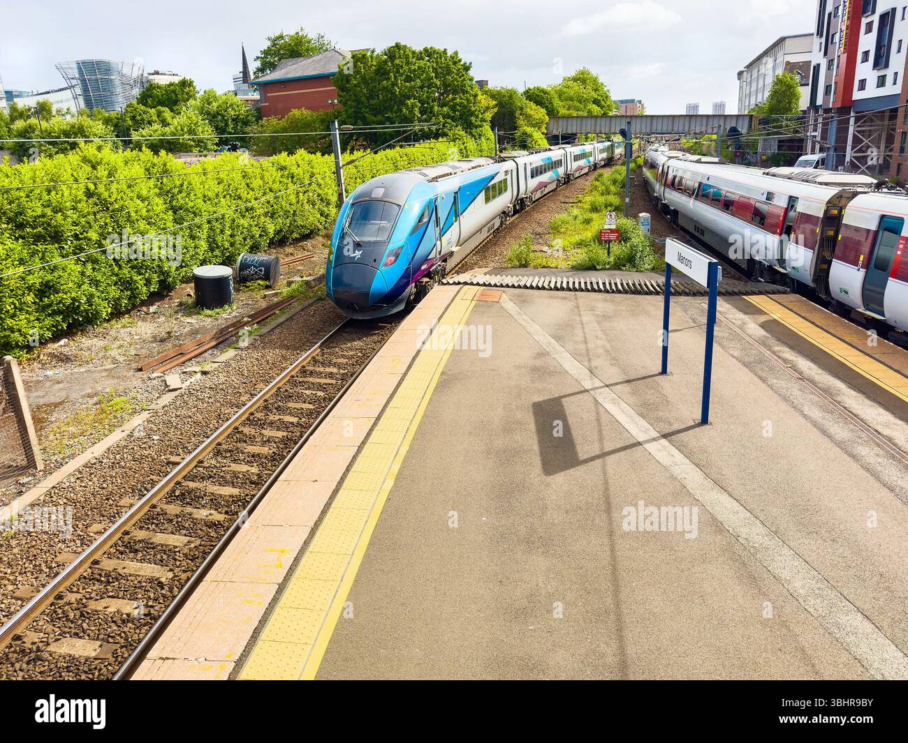 Moderner blauer TransPennine Express-Zug, der am Bahnhof Manors mit Bahnsteigen newcastle upon tyne uk ankommt - Smartphone-aufgenommenes Stockfoto