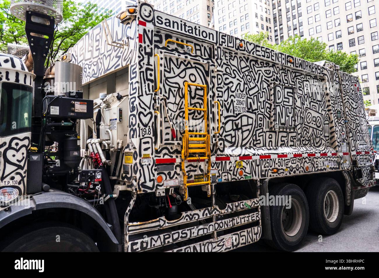 Ein von Keith Haring inspirierter, lackierter Sanitäranlagen-Truck, der auf der Fifth Avenue, New York City, USA 2025, geparkt wurde Stockfoto