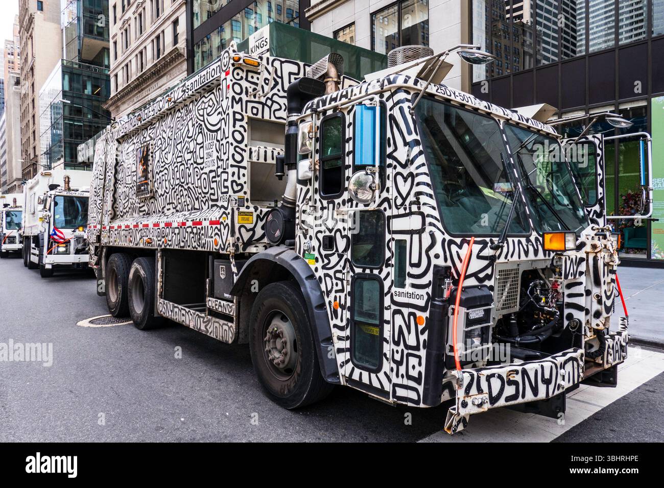 Ein von Keith Haring inspirierter, lackierter Sanitäranlagen-Truck, der auf der Fifth Avenue, New York City, USA 2025, geparkt wurde Stockfoto
