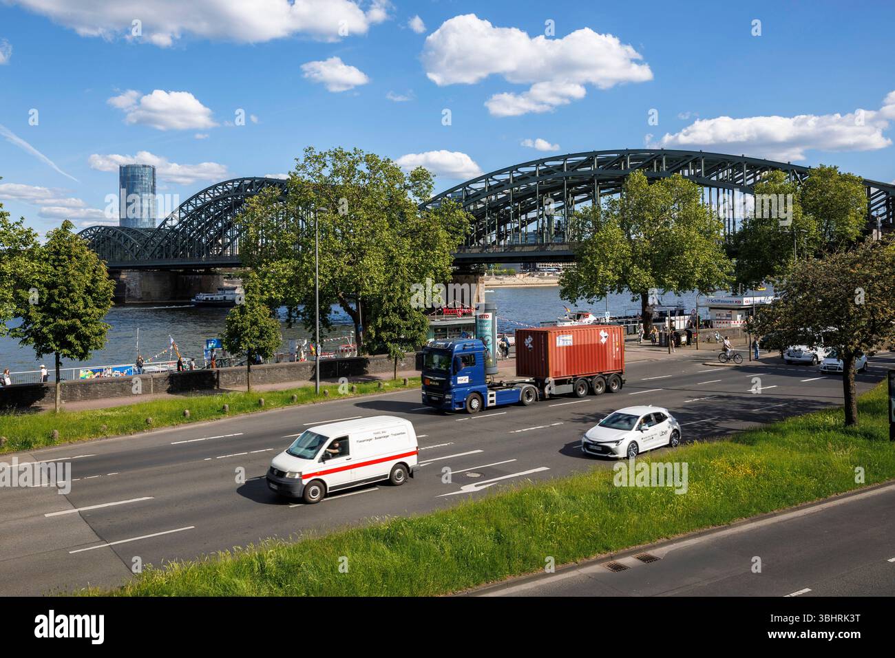 Die Straße Konrad-Adenauer-Ufer und die Hohenzollernbrücke, Eisenbahnbrücke über den Rhein, im Hintergrund der KoelnDreiecksturm im de Stockfoto