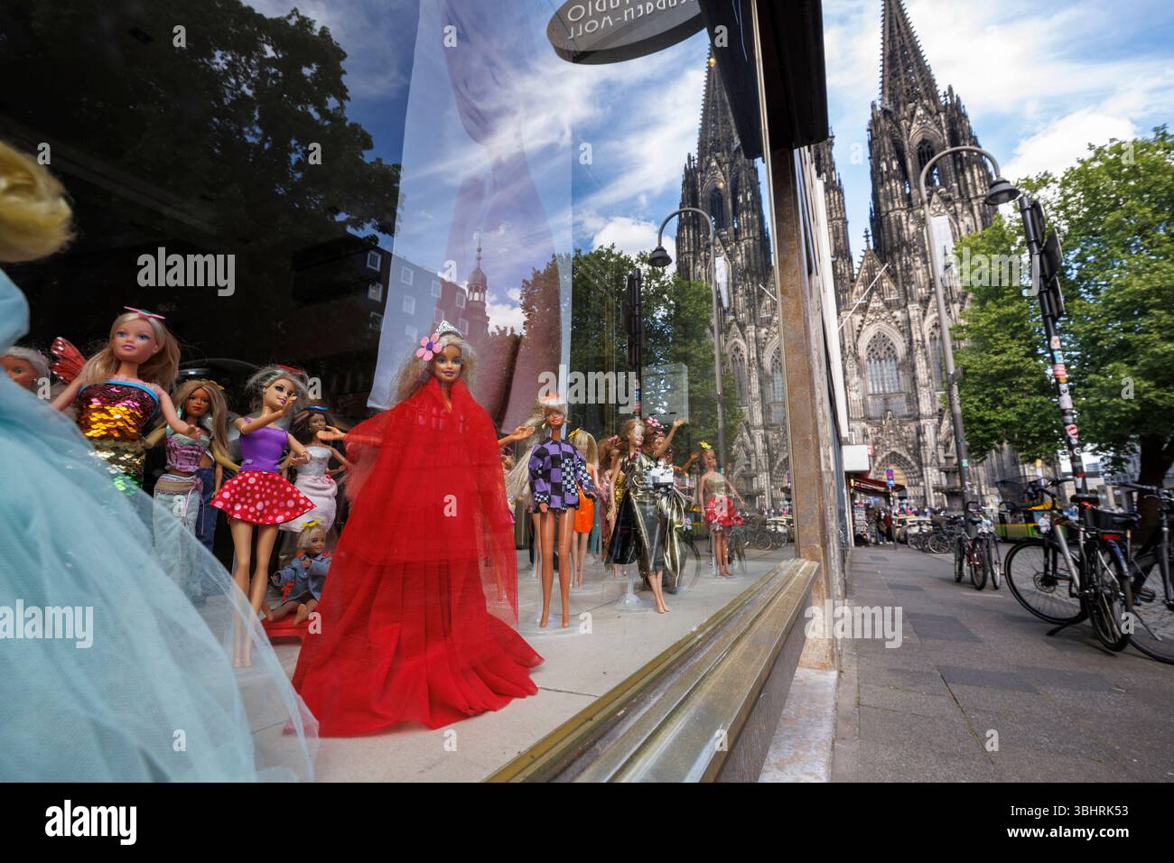 Mit Barbie-Puppen dekorierte Schaufenster eines Friseursalons in der Nähe des Doms in Köln. mit Barbie Puppen dekoriertes Schaufenster eine Stockfoto