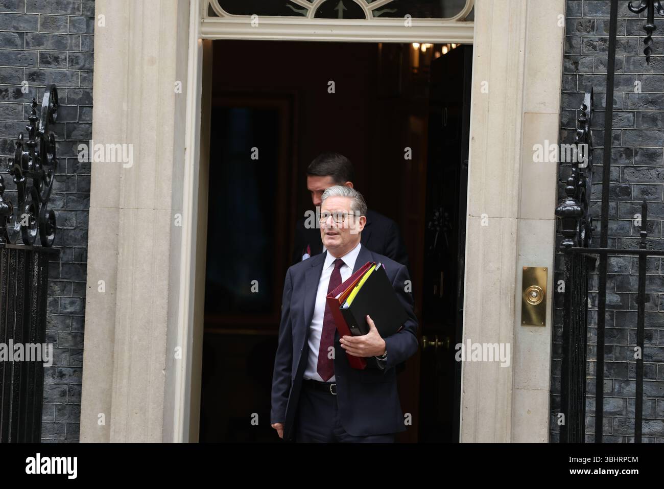 London, Großbritannien. Juni 2025. Der britische Premierminister Sir Keir Starmer verlässt die Downing Street 10, um an den wöchentlichen Fragen des Premierministers der PMQ im Parlament teilzunehmen. Quelle: Uwe Deffner/Alamy Live News Stockfoto London, Großbritannien. Juni 2025. Der britische Premierminister Sir Keir Starmer verlässt die Downing Street 10, um an den wöchentlichen Fragen des Premierministers der PMQ im Parlament teilzunehmen. Quelle: Uwe Deffner/Alamy Live News Stockfoto