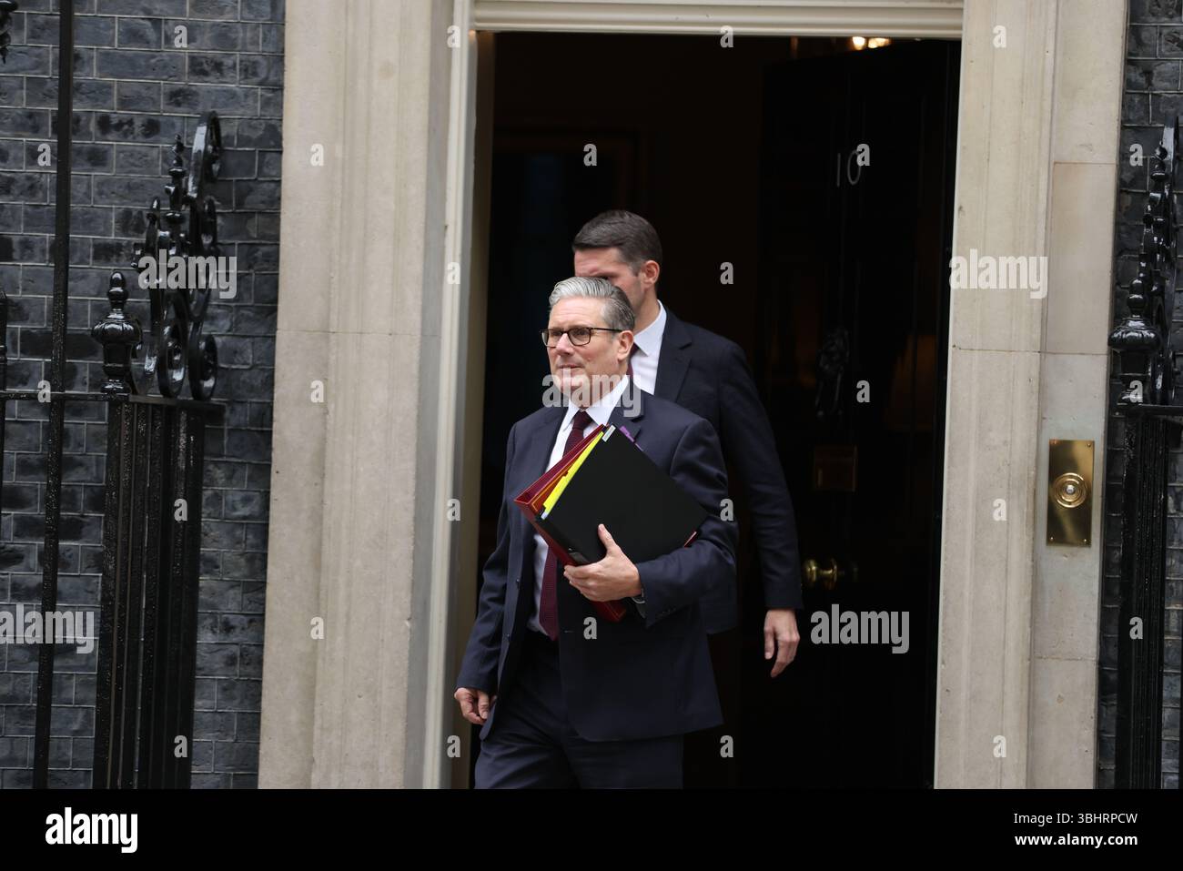 London, Großbritannien. Juni 2025. Der britische Premierminister Sir Keir Starmer verlässt die Downing Street 10, um an den wöchentlichen Fragen des Premierministers der PMQ im Parlament teilzunehmen. Quelle: Uwe Deffner/Alamy Live News Stockfoto London, Großbritannien. Juni 2025. Der britische Premierminister Sir Keir Starmer verlässt die Downing Street 10, um an den wöchentlichen Fragen des Premierministers der PMQ im Parlament teilzunehmen. Quelle: Uwe Deffner/Alamy Live News Stockfoto