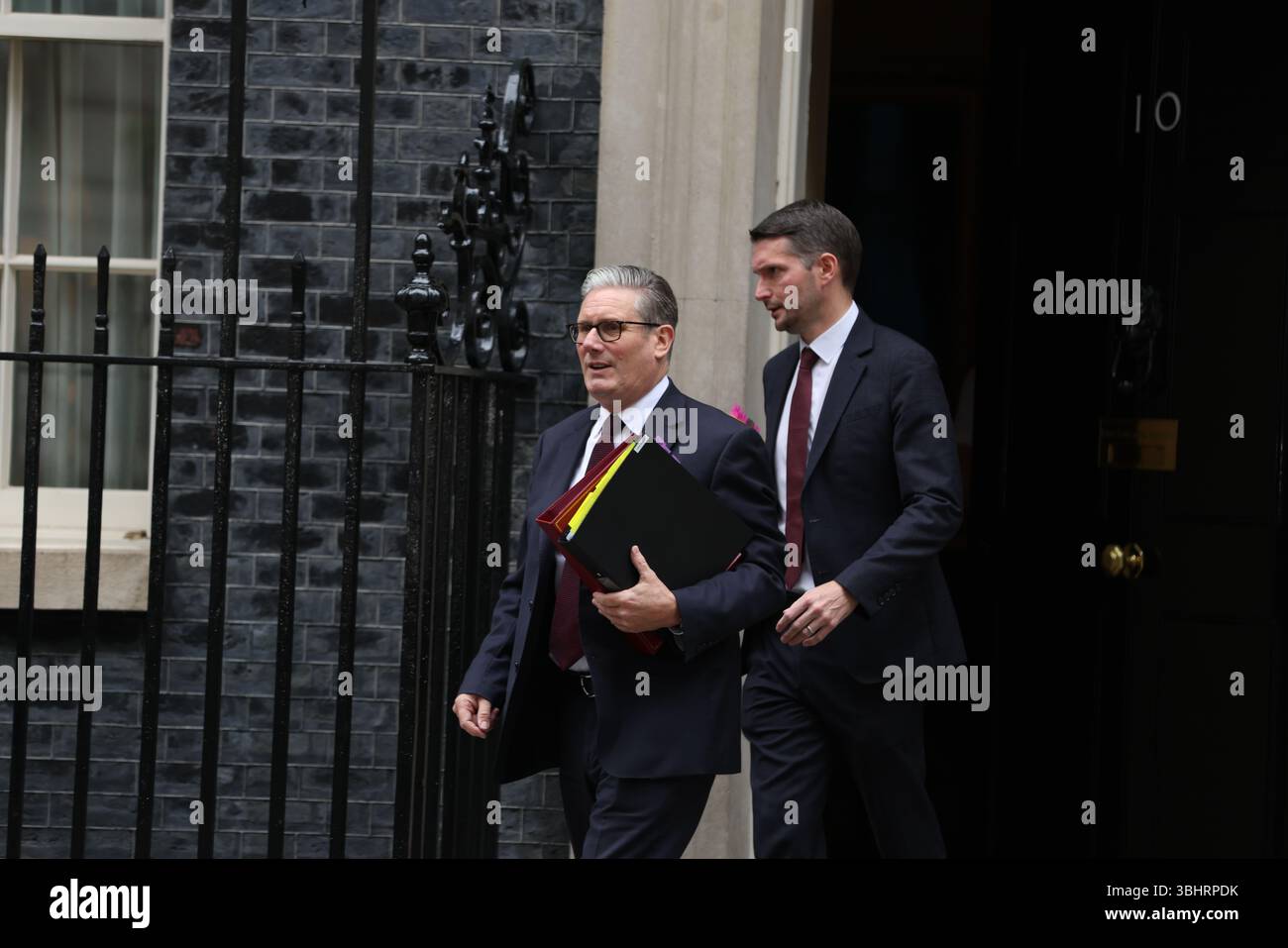 London, Großbritannien. Juni 2025. Der britische Premierminister Sir Keir Starmer verlässt die Downing Street 10, um an den wöchentlichen Fragen des Premierministers der PMQ im Parlament teilzunehmen. Quelle: Uwe Deffner/Alamy Live News Stockfoto London, Großbritannien. Juni 2025. Der britische Premierminister Sir Keir Starmer verlässt die Downing Street 10, um an den wöchentlichen Fragen des Premierministers der PMQ im Parlament teilzunehmen. Quelle: Uwe Deffner/Alamy Live News Stockfoto