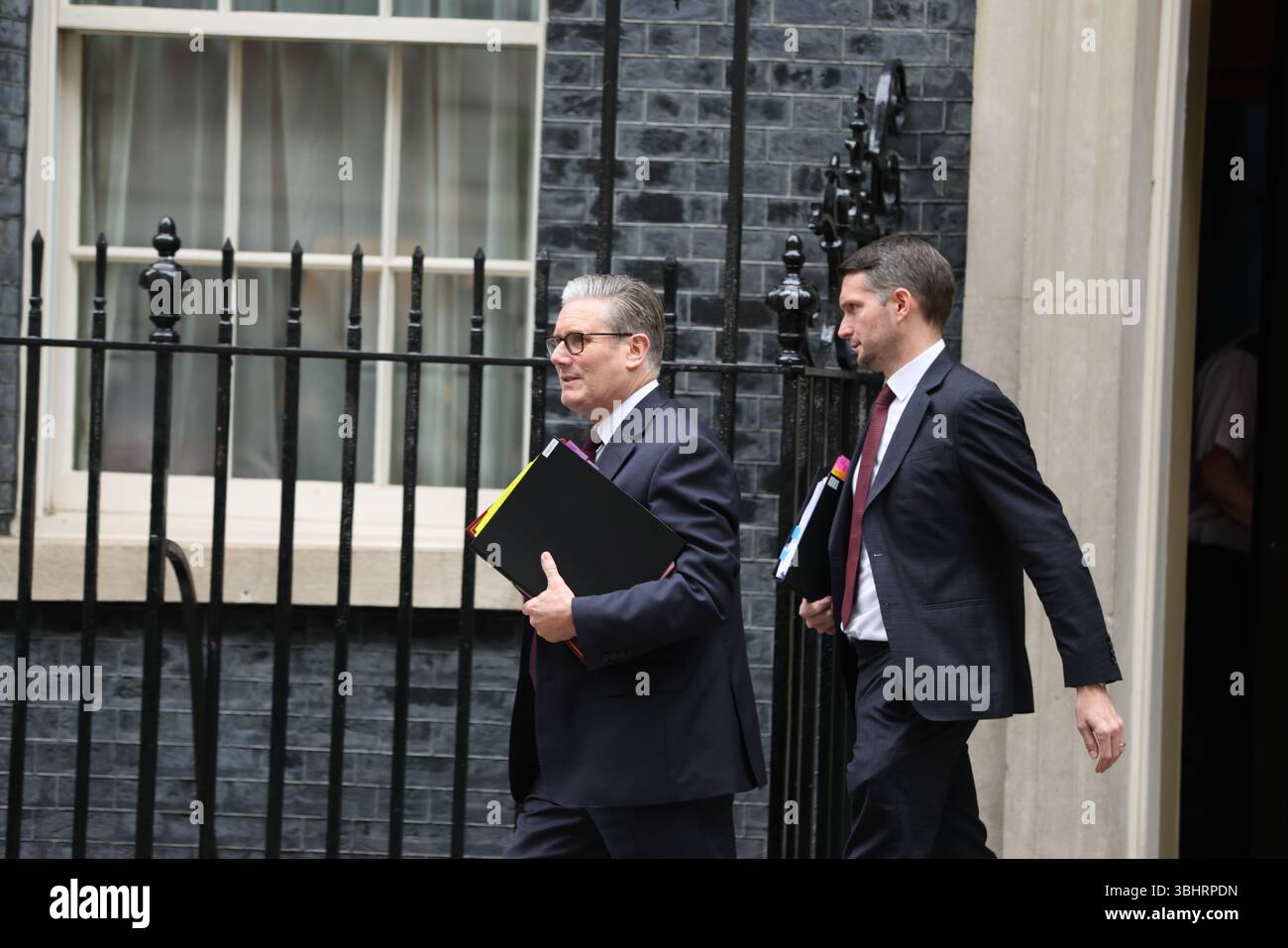 London, Großbritannien. Juni 2025. Der britische Premierminister Sir Keir Starmer verlässt die Downing Street 10, um an den wöchentlichen Fragen des Premierministers der PMQ im Parlament teilzunehmen. Quelle: Uwe Deffner/Alamy Live News Stockfoto London, Großbritannien. Juni 2025. Der britische Premierminister Sir Keir Starmer verlässt die Downing Street 10, um an den wöchentlichen Fragen des Premierministers der PMQ im Parlament teilzunehmen. Quelle: Uwe Deffner/Alamy Live News Stockfoto
