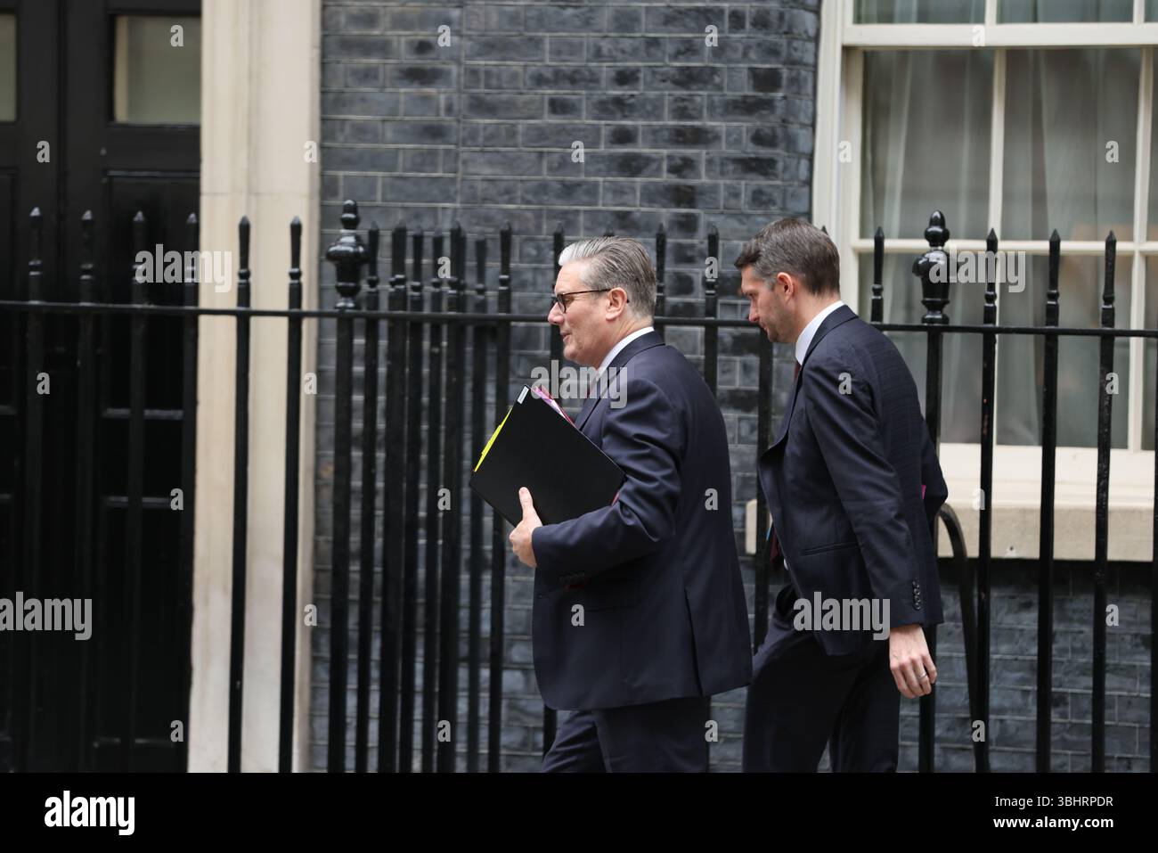 London, Großbritannien. Juni 2025. Der britische Premierminister Sir Keir Starmer verlässt die Downing Street 10, um an den wöchentlichen Fragen des Premierministers der PMQ im Parlament teilzunehmen. Quelle: Uwe Deffner/Alamy Live News Stockfoto London, Großbritannien. Juni 2025. Der britische Premierminister Sir Keir Starmer verlässt die Downing Street 10, um an den wöchentlichen Fragen des Premierministers der PMQ im Parlament teilzunehmen. Quelle: Uwe Deffner/Alamy Live News Stockfoto