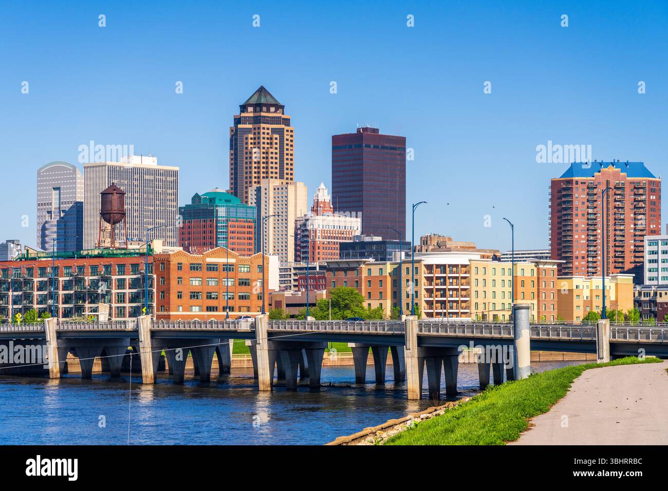 Des Moines, Iowa, USA Skyline der Innenstadt am Fluss. Stockfoto