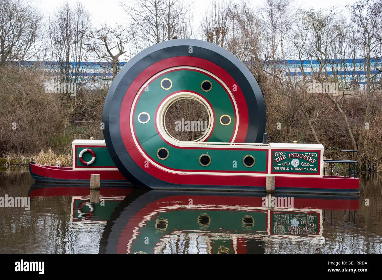Yorkshire, Vereinigtes Königreich – 17. März 2025: The Looping Boat von Alex Chinneck ist eine öffentliche Kunstinstallation, die das Erbe des Sheffield Canal feiert Stockfoto