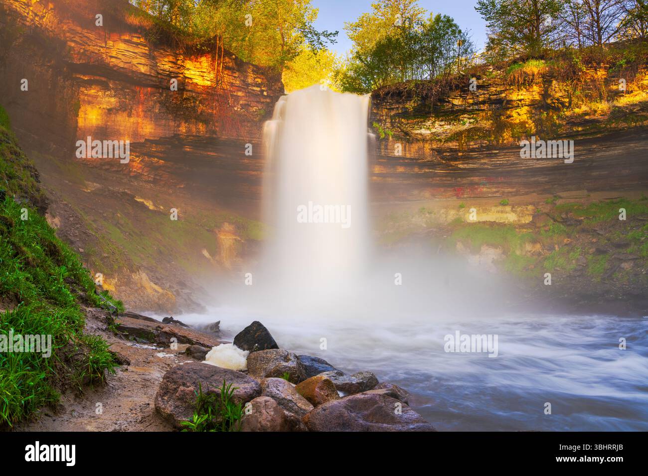 Minnehaha Falls in Minneapolis, Minnesota, USA, an einem frühen Sommermorgen. Stockfoto