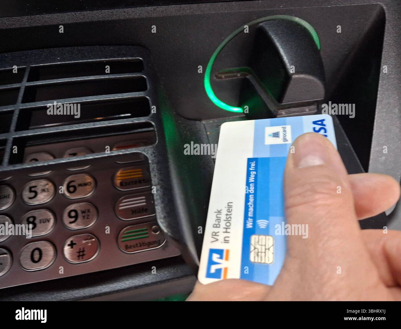 Stockbilder 04/2025 EC Karte am Geldautomat Hamburg Hamburg Deutschland *** Stockfotos 04 2025 EC Karte am Geldautomat Hamburg Hamburg Deutschland Copyright: XLobeca/RalfxHomburgx Stockfoto