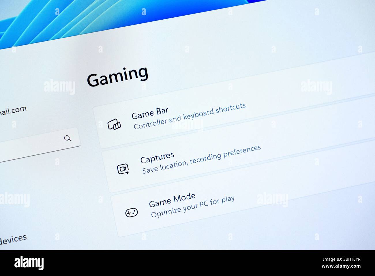 Posen, Polen – 6. Juni 2025: Windows 11-Einstellungsschnittstelle für Spiele, mit der Benutzer Controller-Verknüpfungen anpassen, Aufnahmen verwalten und optimieren können Stockfoto