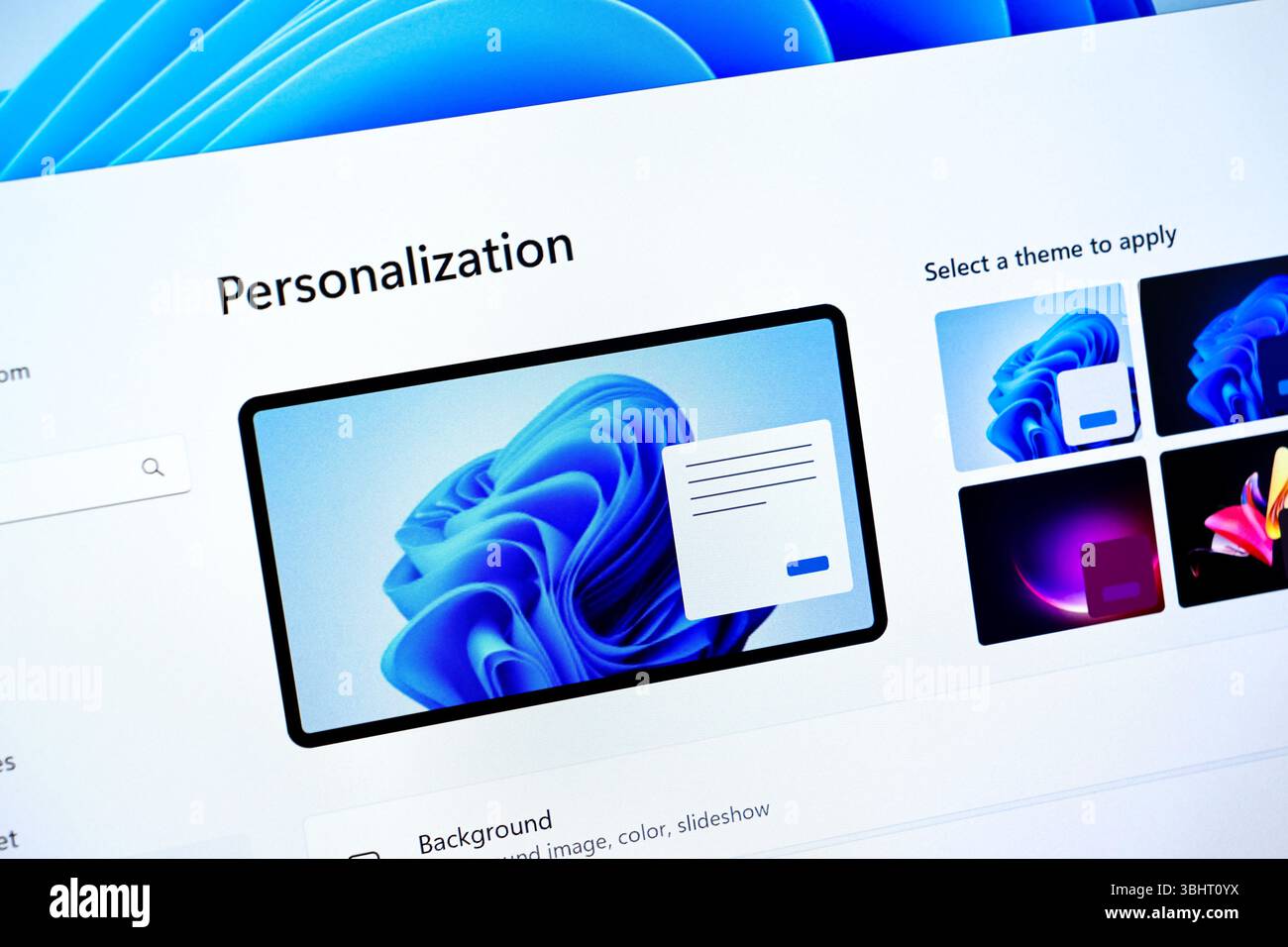 Poznan, Polen – 6. Juni 2025: Personalisierungseinstellungen innerhalb der Windows 11-Benutzeroberfläche, die verschiedene Themenoptionen zur Verbesserung des Desktop-Backgr bieten Stockfoto