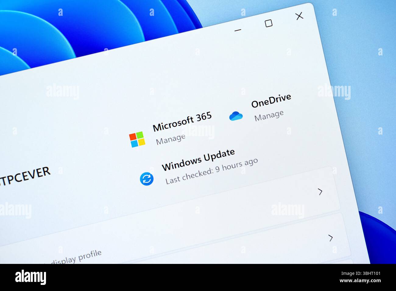 Poznan, Polen – 6. Juni 2025: Nahaufnahme eines Windows 11-Desktopbildschirms mit den Einstellungen für Microsoft 365, OneDrive und Windows Update Stockfoto