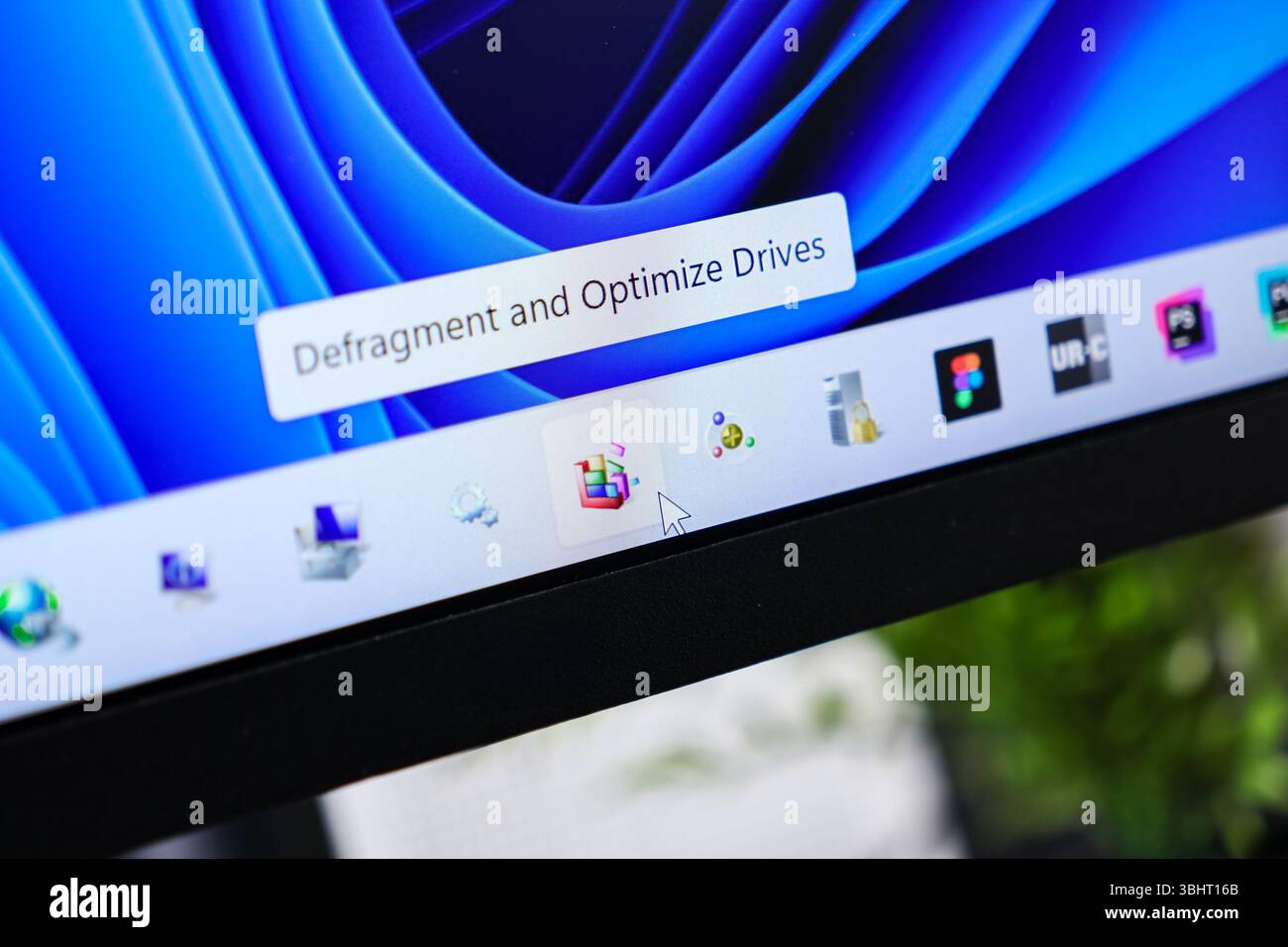 Poznan, Polen – 6. Juni 2025: Eine klare Nahaufnahme eines Monitorbildschirms mit Defragmentierung und Optimierung von Laufwerken, die den Systemzustand und veranschaulicht Stockfoto