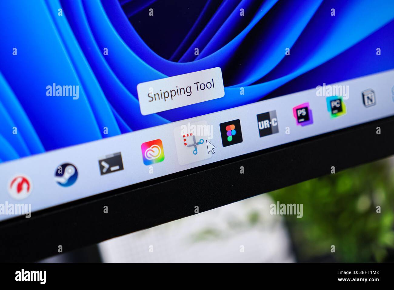 Poznan, Polen – 6. Juni 2025: Nahaufnahme eines Computerbildschirms mit dem Symbol der Anwendung Snipping Tool und dem Mauszeiger, wobei Moder hervorgehoben wird Stockfoto