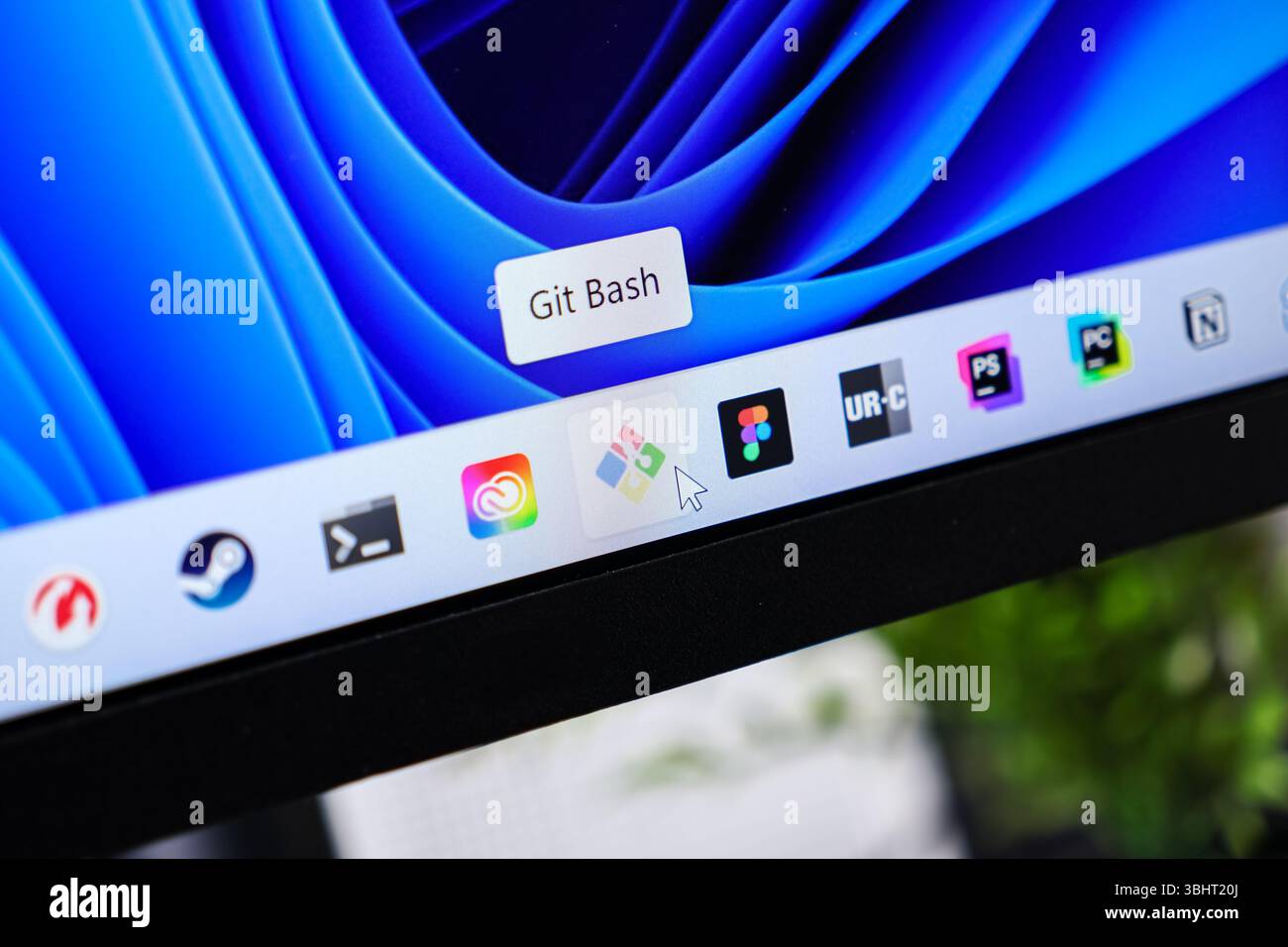 Posen, Polen - 6. Juni 2025: Detaillierte Ansicht der Taskleiste eines Computermonitors mit verschiedenen Software-Symbolen und einem Mauszeiger, der mit Git Bash interagiert Stockfoto