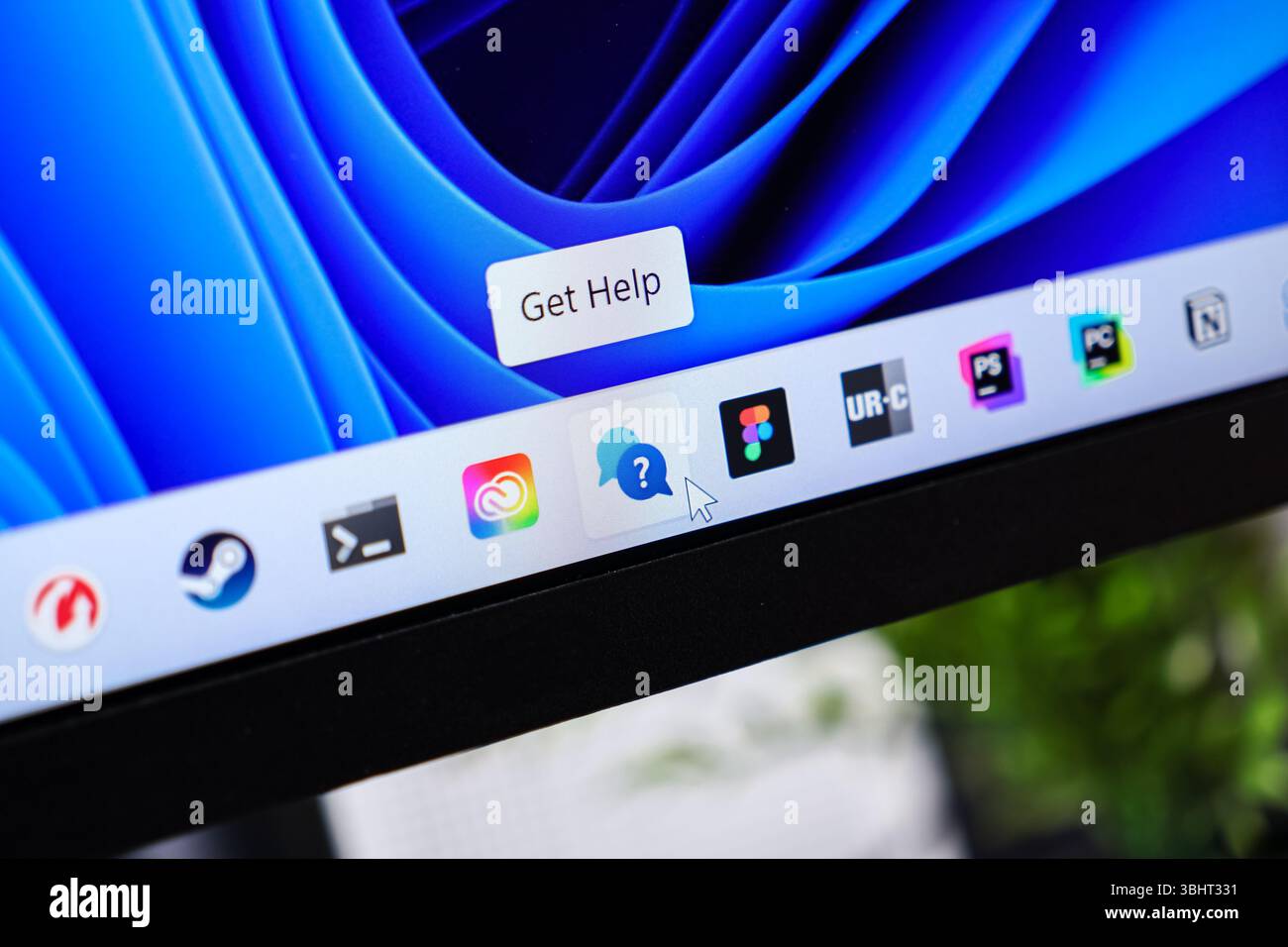 Posen, Polen - 6. Juni 2025: Ein digitales Display mit einer Taskleiste, einem Mauszeiger, der ein Chat-Symbol auswählt, und ein Popup-Fenster mit Hilfe, das die schnelle Online-Hilfe veranschaulicht Stockfoto