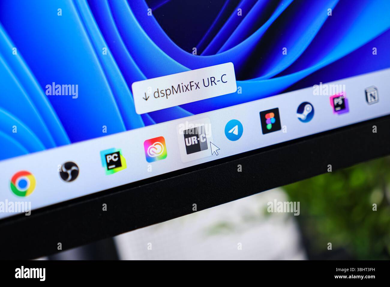 Poznan, Polen – 6. Juni 2025: Windows 11-Benutzeroberfläche zeigt UR-C-Anwendung, Mauszeiger aktiv, dspMixFx UR-C-Download sichtbar, für optimierte Ziffer Stockfoto