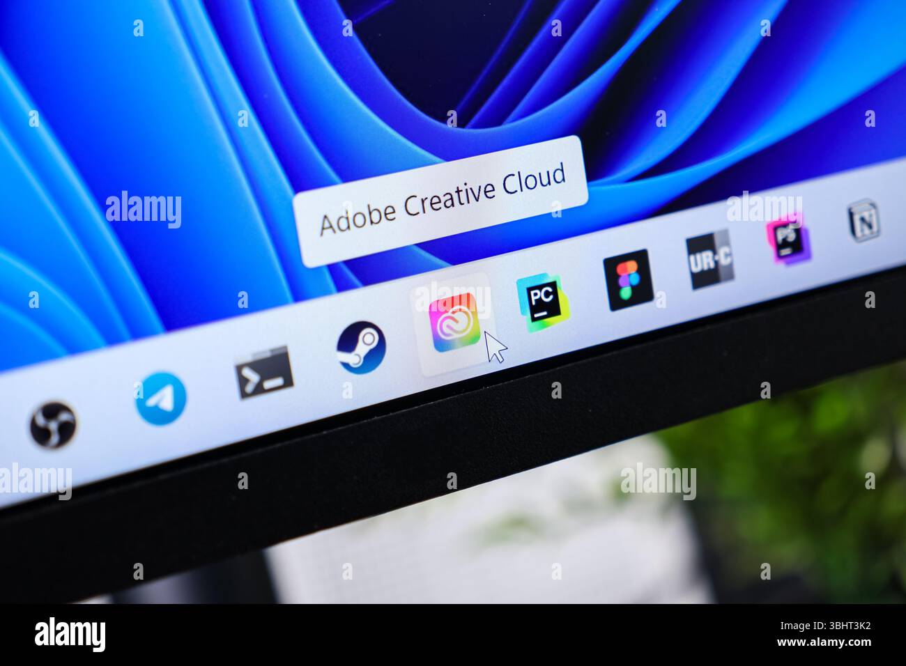 Poznan, Polen – 6. Juni 2025: Adobe Creative Cloud ist auf einem hochauflösenden Desktop sichtbar. Der Cursor zeigt digitale Software an Stockfoto