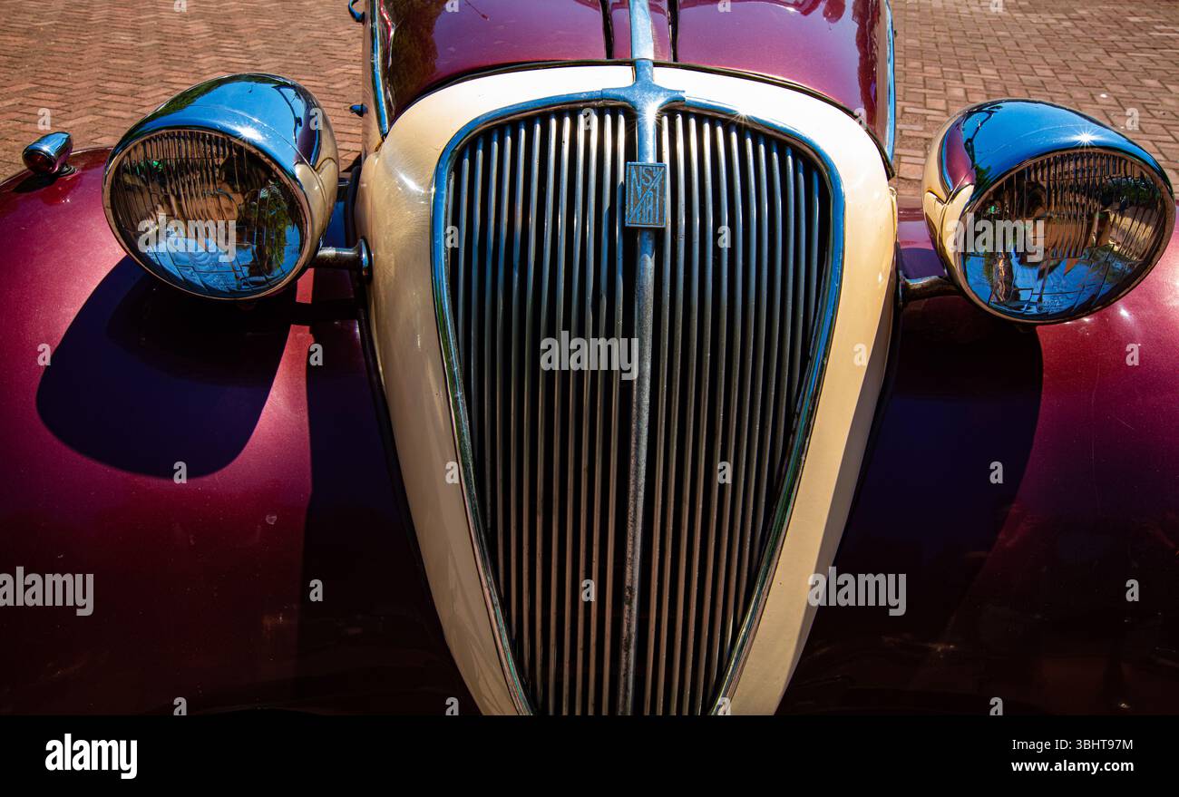 Vorderansicht eines Vintage Burgundy Fiat 500 „Topolino“ oder Plymouth Car Stockfoto