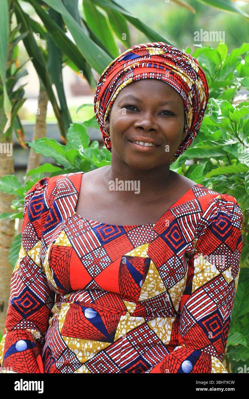 Diese ausdrucksstarken Bilder heben Gesichter, Identität und Traditionen nigerianisch-afrikanischer Gemeinschaften hervor. Stockfoto