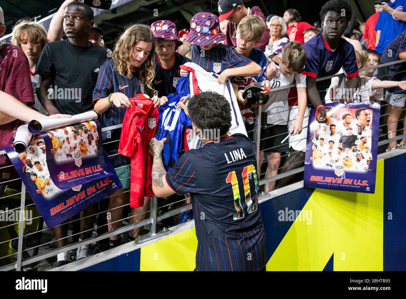 Nashville, USA, 10. Juni 2025. US-amerikanischer Mittelfeldspieler Diego Luna (10) unterschreibt Autogramme für Fans nach dem internationalen Freundschaftsspiel zwischen USMNT und der Schweiz im GEODIS Park in Nashville, Tennessee. Quelle: Kindell Buchanan/Alamy Live News Stockfoto