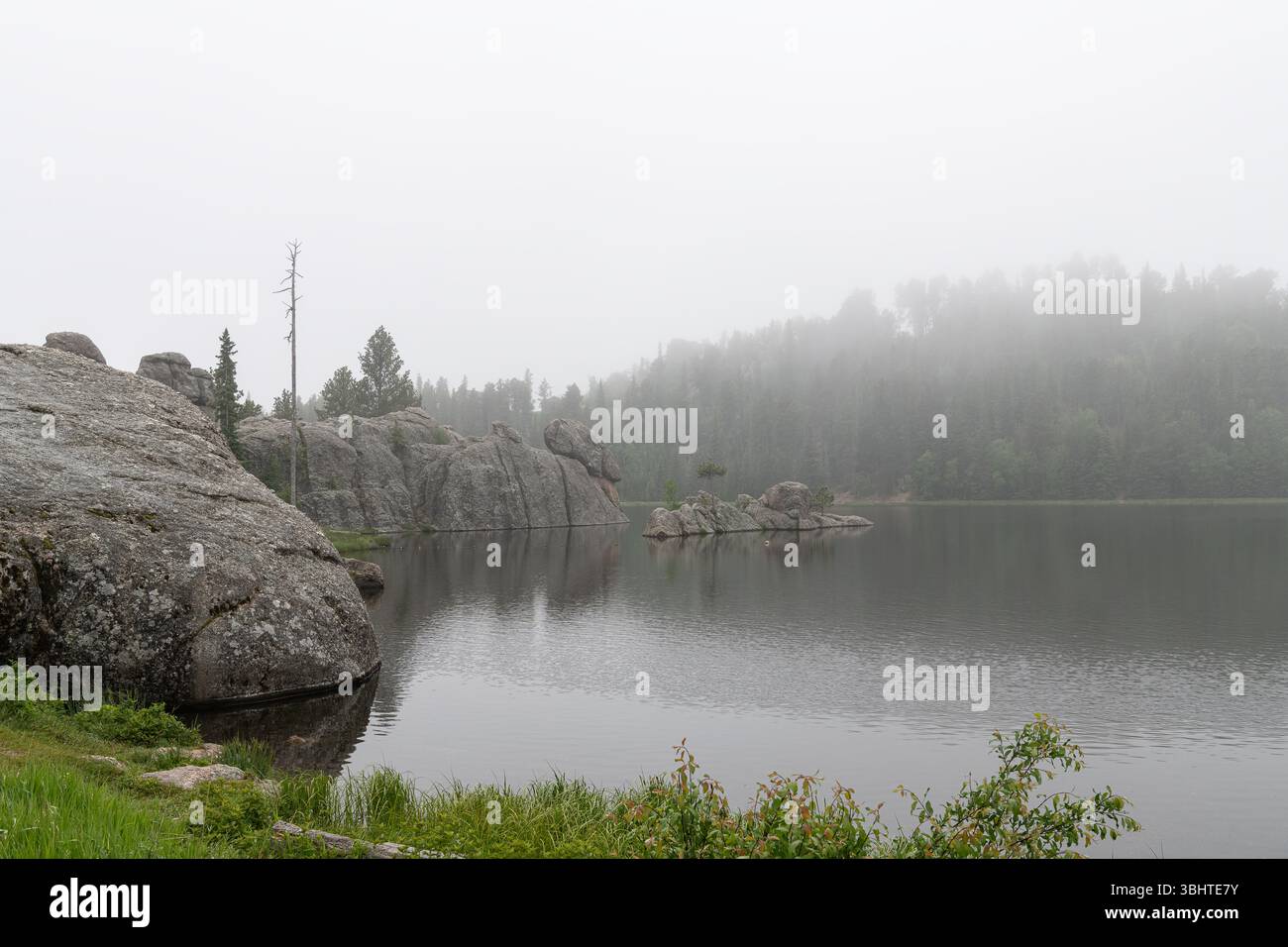 Sylvan Lake in noch nebeliger Lage, Custer State Park, South Dakota, USA Stockfoto