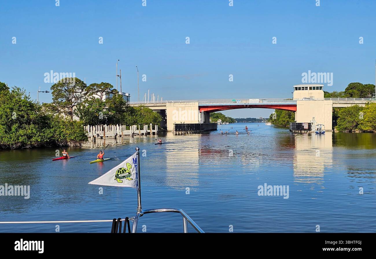 Eine Gruppe von Kajakfahrern, die unter der Christa McAuliffe Bridge vorbeifahren, verbindet Canaveral Barge Canal den Atlantik und Port Canaveral mit dem Indian River Stockfoto