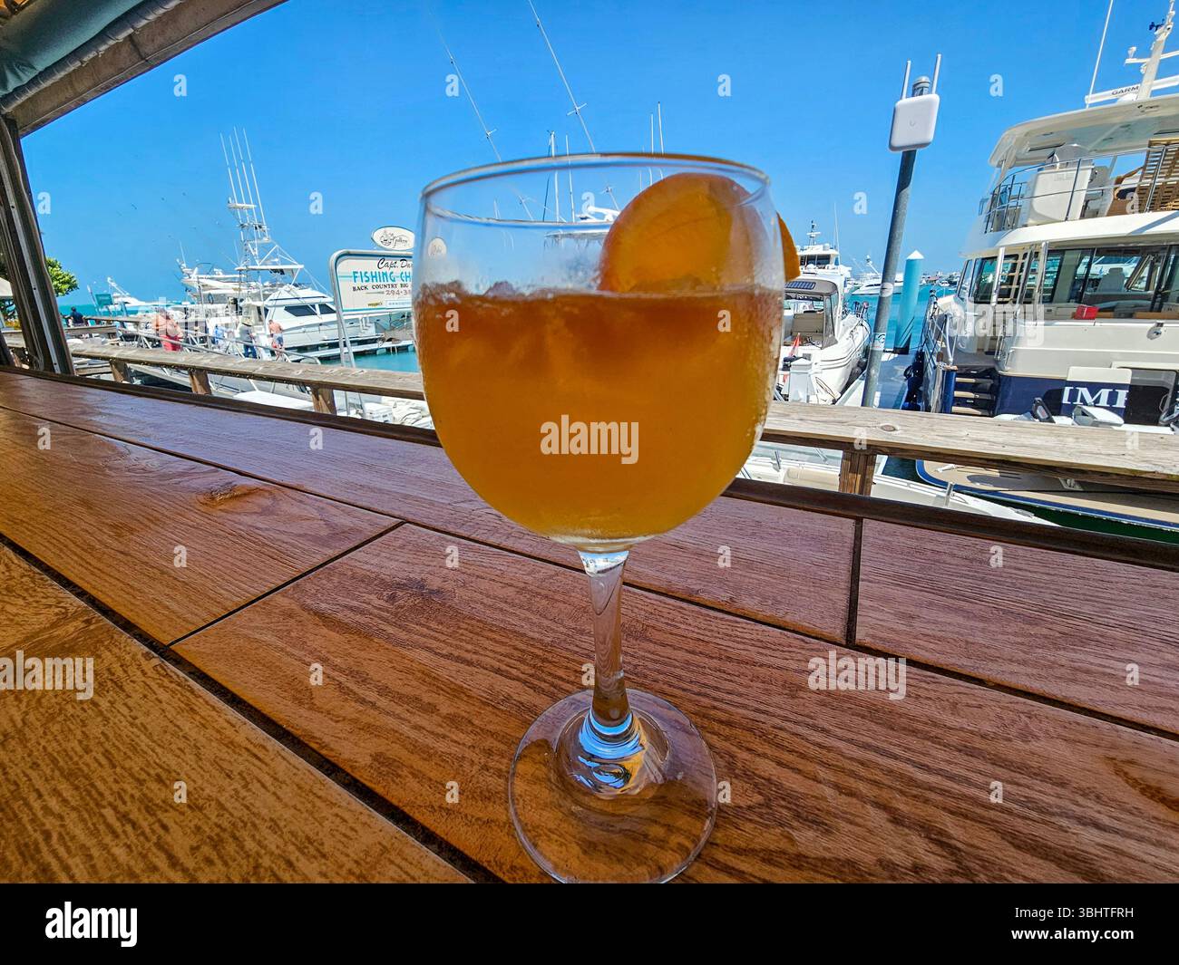 Ein fruchtiges tropisches Getränk in einer Außenbar am Hafen in Key West, Florida - Smartphone-aufgenommenes Stockfoto