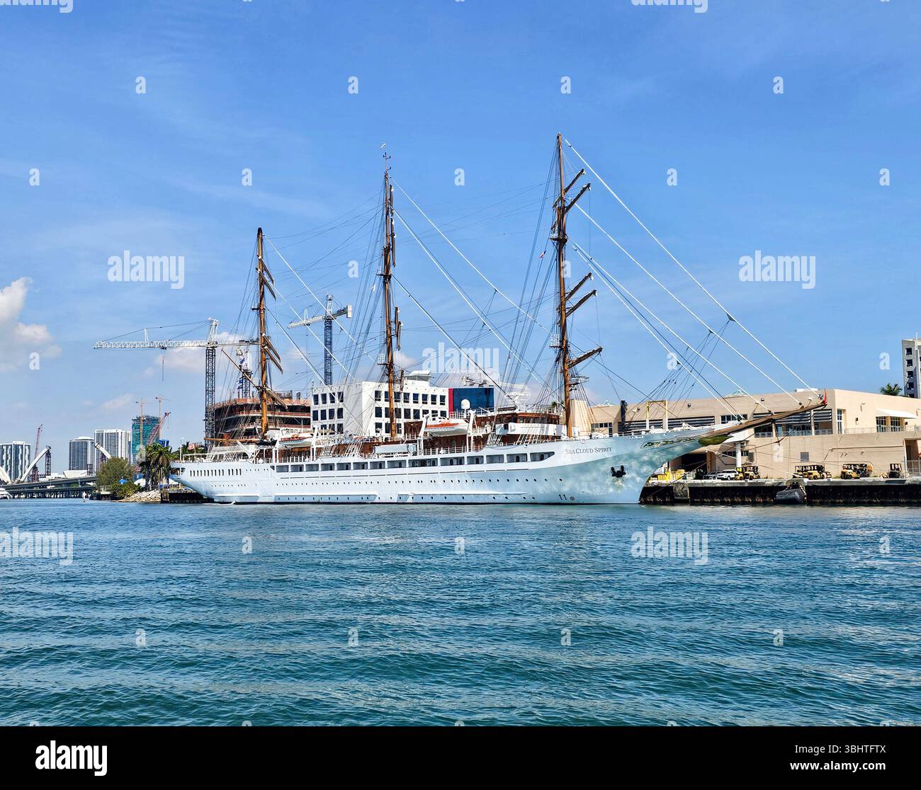 Sea Cloud Spirit Tall Ship, legte im März 2025 in Miami an. - Smartphone-aufgenommenes Stockfoto
