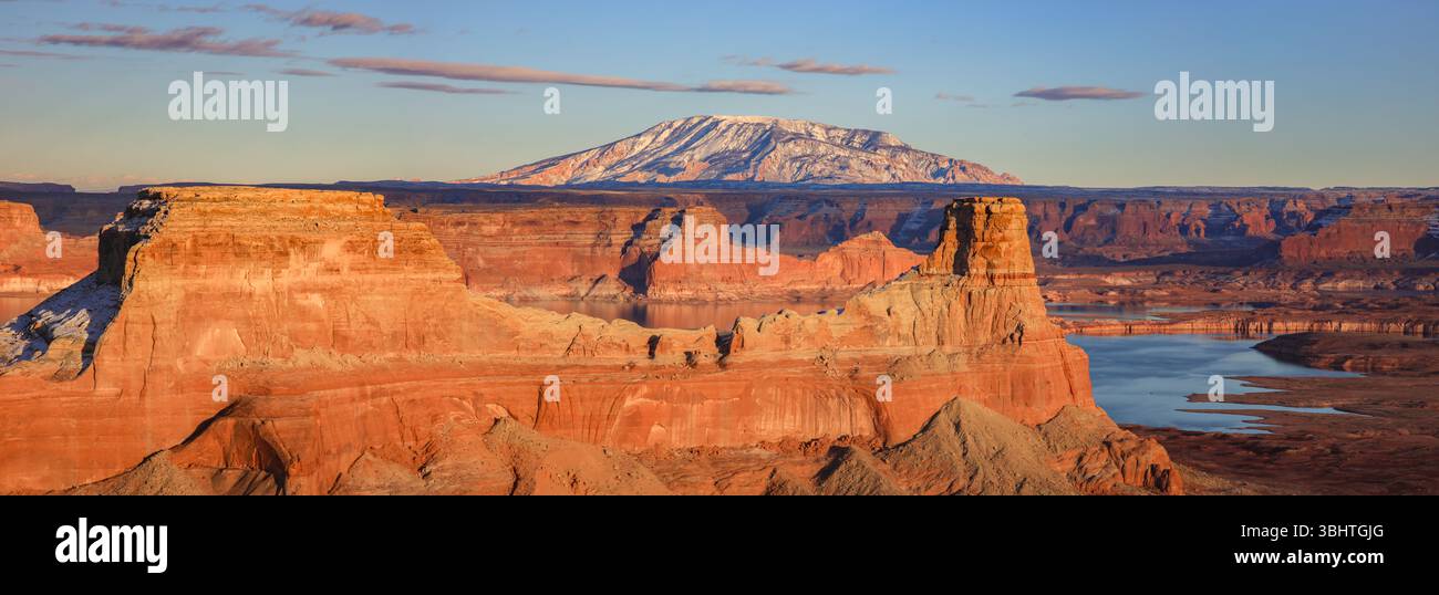 Oberhalb des Gunsight Butte am Lake Powell erhebt sich der schneebedeckte Navajo Mountain. Kurz vor einem Winteruntergang vom malerischen Aussichtspunkt Alstrom Point. Stockfoto