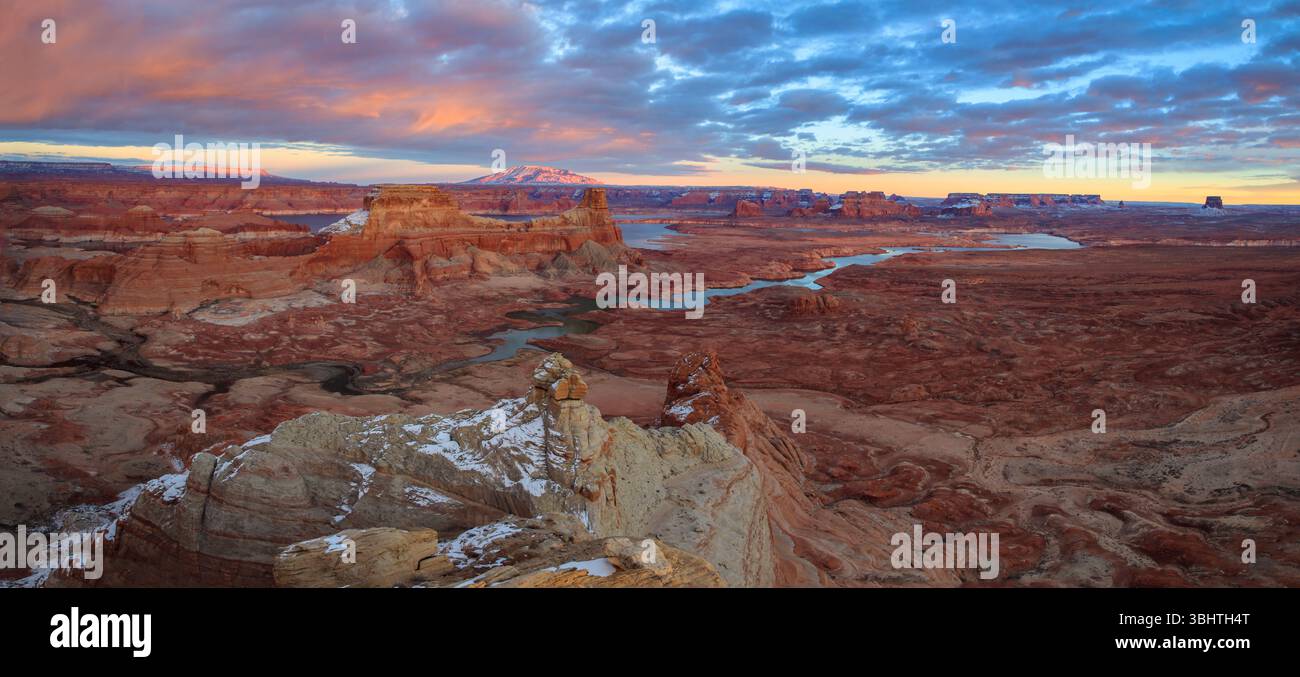 Ein wunderschöner Sonnenuntergang über Lake Powell vom malerischen Aussichtspunkt Alstrom Point aus. Der Lake Powell war fast auf seinem niedrigsten Niveau seit dem Zusammenbruch. Stockfoto